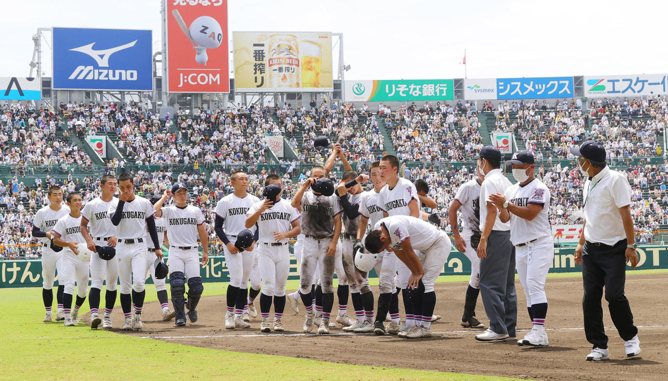 国学院栃木対九州学院　準々決勝進出を逃し引き揚げる国学院栃木の選手たち撮影・野上伸悟）