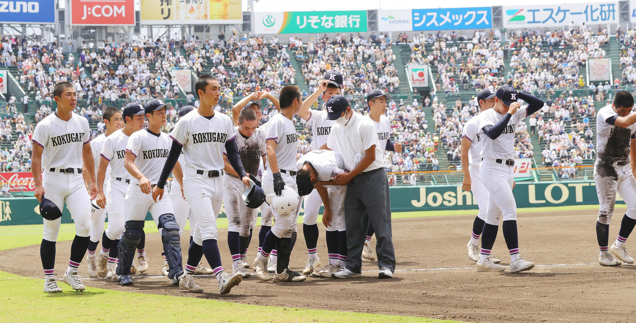 国学院栃木対九州学院　準々決勝進出を逃し引き揚げる国学院栃木の選手たち撮影・野上伸悟）