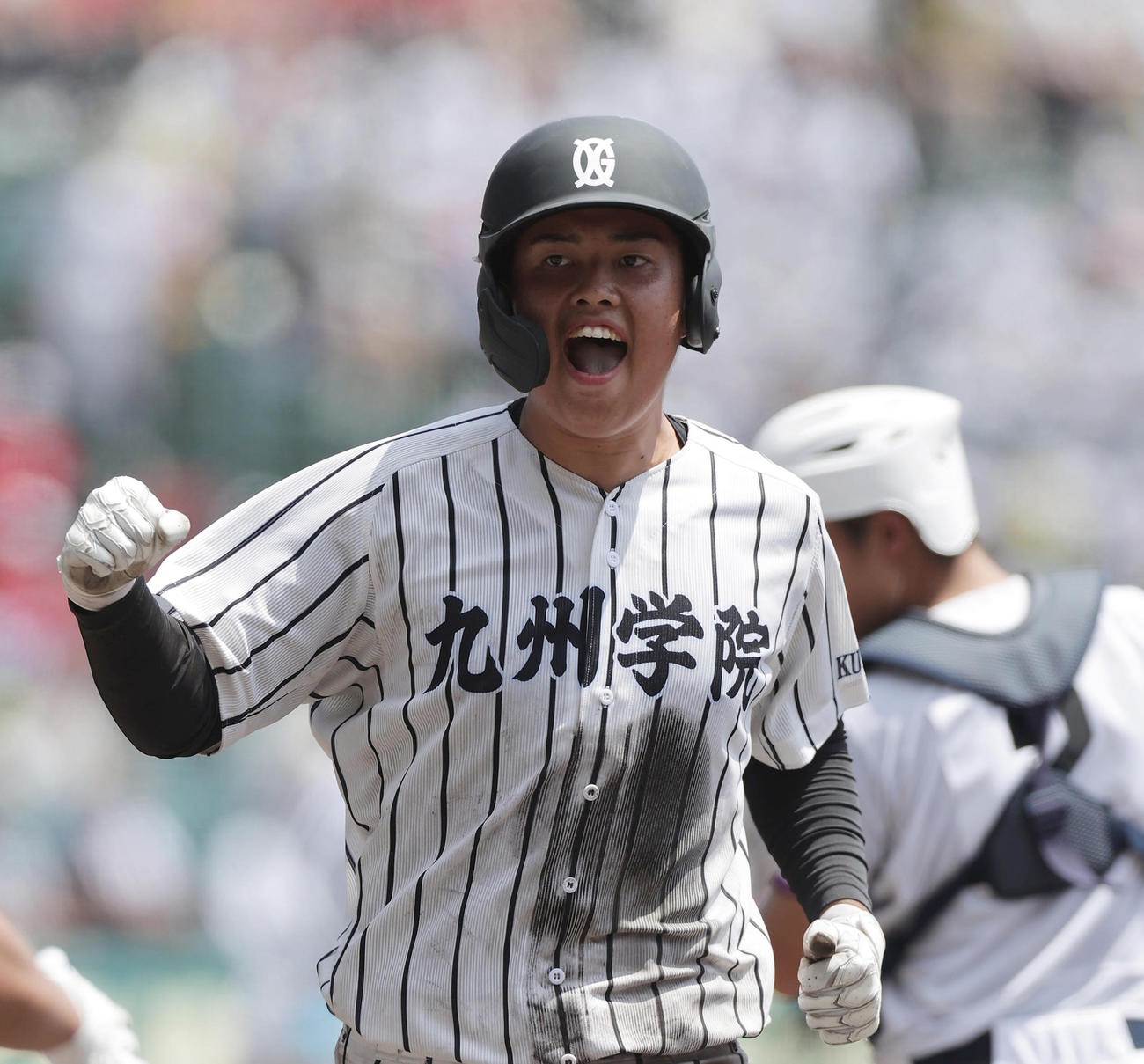 国学院栃木対九州学院　8回裏九州学院1死一塁、松下翔の適時三塁打で生還しガッツポーズする村上慶太（撮影・前田充）