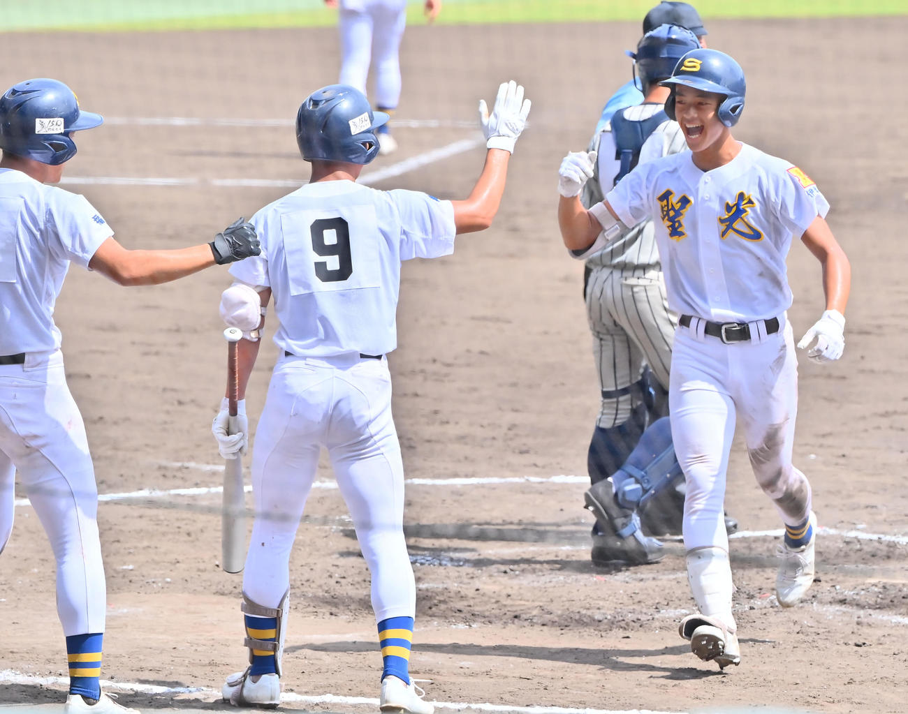 聖光学院対敦賀気比　3回聖光学院1死一塁、右越え本塁打を放った安田（右）は笑顔で生還する（撮影・和賀正仁）