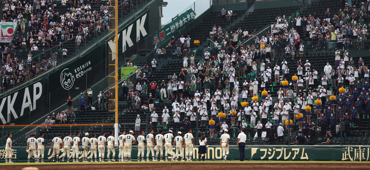 二松学舎大付対大阪桐蔭　大阪桐蔭に敗れ、アルプススタンドの応援団にあいさつする二松学舎大付ナイン（撮影・前田充）
