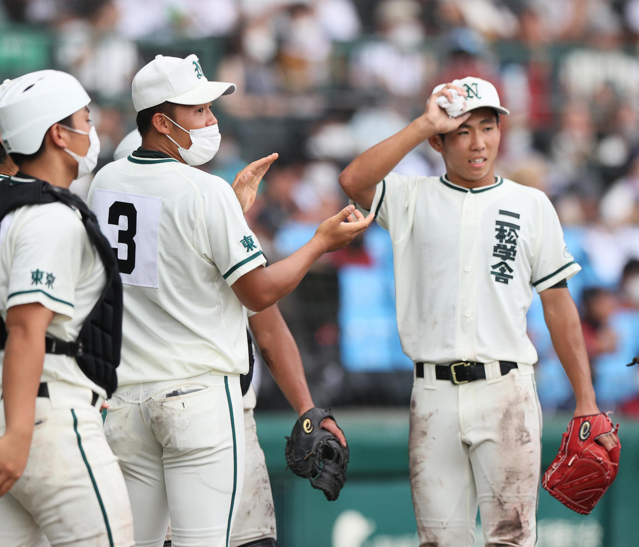 二松学舎大付対大阪桐蔭　3回を終え二松学舎大付の小林主将（左から2人目）はベンチ前でナインを励ます（撮影・上山淳一）