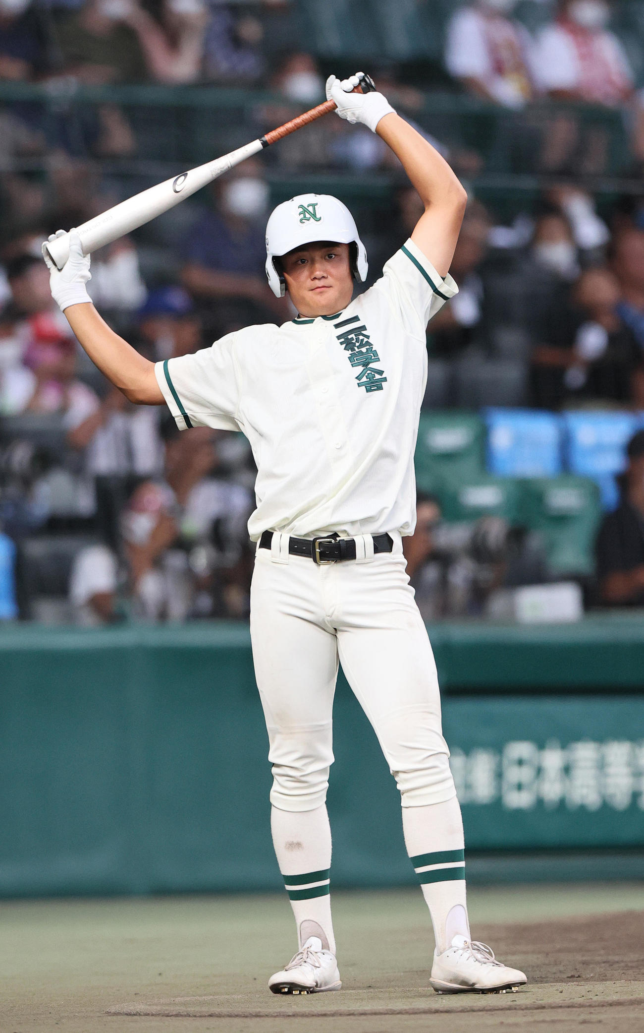 二松学舎大付対大阪桐蔭　9回表二松学舎大付1死一、二塁、ネクストバッターズサークルで代打の準備をする小林（撮影・上山淳一）