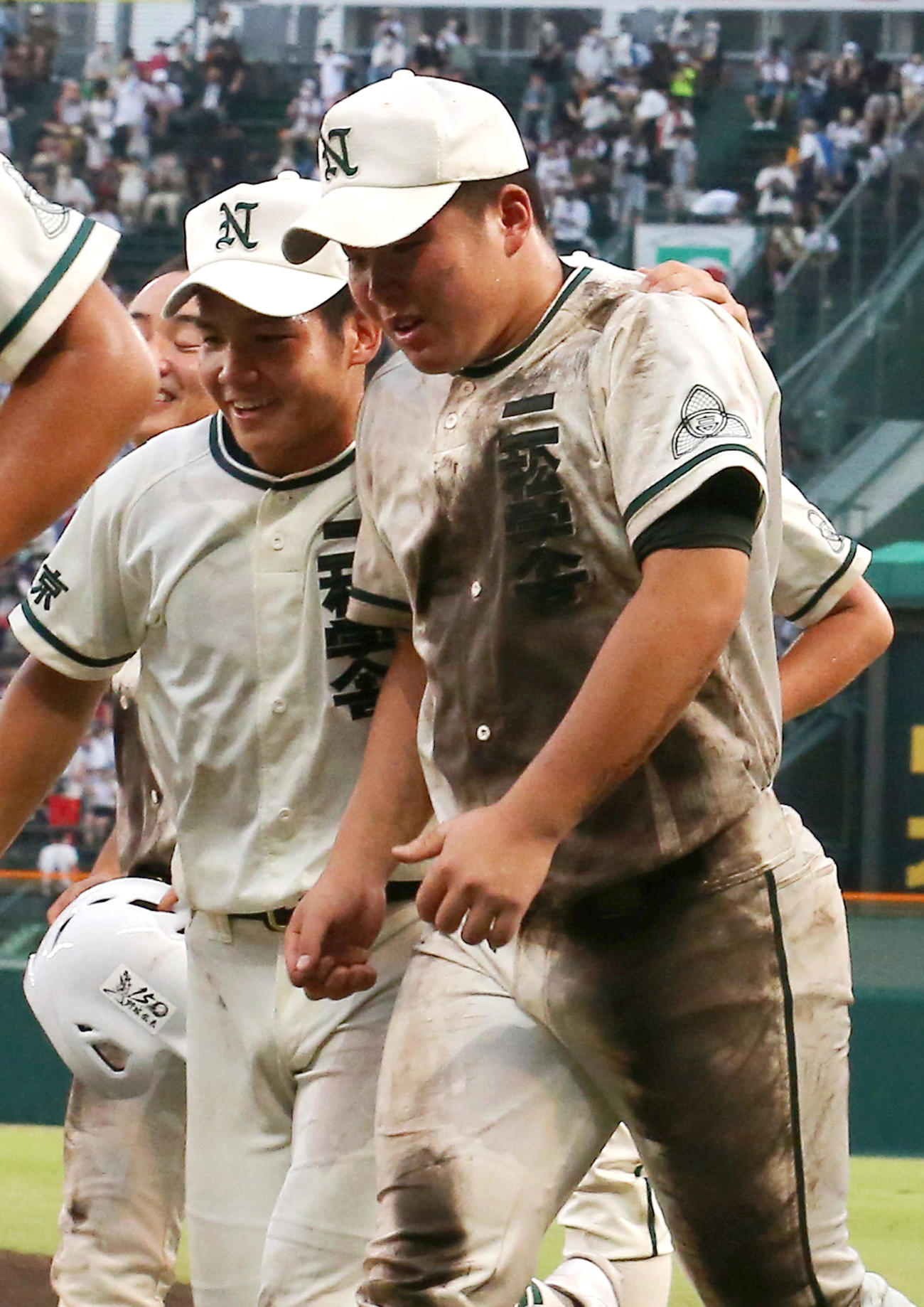 二松学舎大付対大阪桐蔭　応援席にあいさつを終え、引きあげる二松学舎大付の片井（右）（撮影・上山淳一）