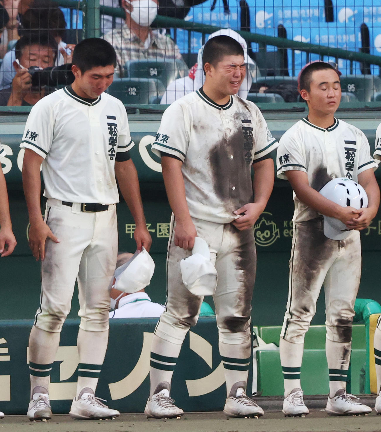 二松学舎大付対大阪桐蔭　試合に敗れ涙をみせる二松学舎大付・片井（中央）