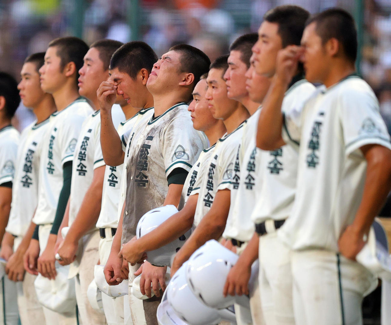 二松学舎大付対大阪桐蔭　試合後に大阪桐蔭の校歌が流れる中、涙する二松学舎大付・片井（中央）（撮影・野上伸悟）