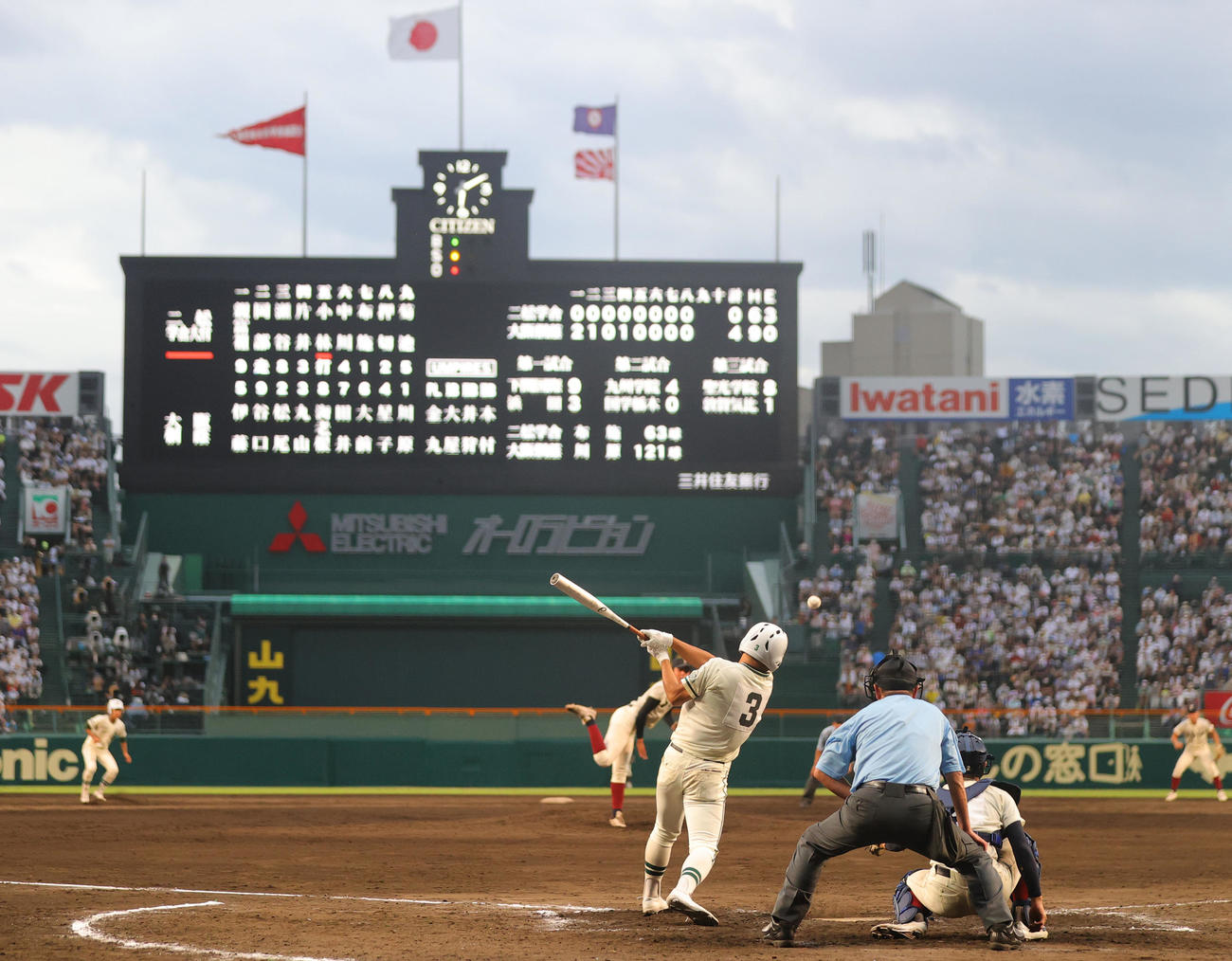二松学舎大付対大阪桐蔭　9回表二松学舎大付1死一、二塁、代打で投ゴロに倒れる小林（撮影・野上伸悟）