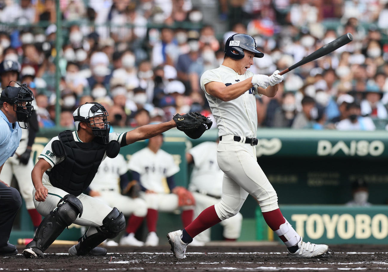 二松学舎大付対大阪桐蔭　1回裏大阪桐蔭1死一、三塁、丸山は先制の左前適時打を放つ（撮影・上山淳一）