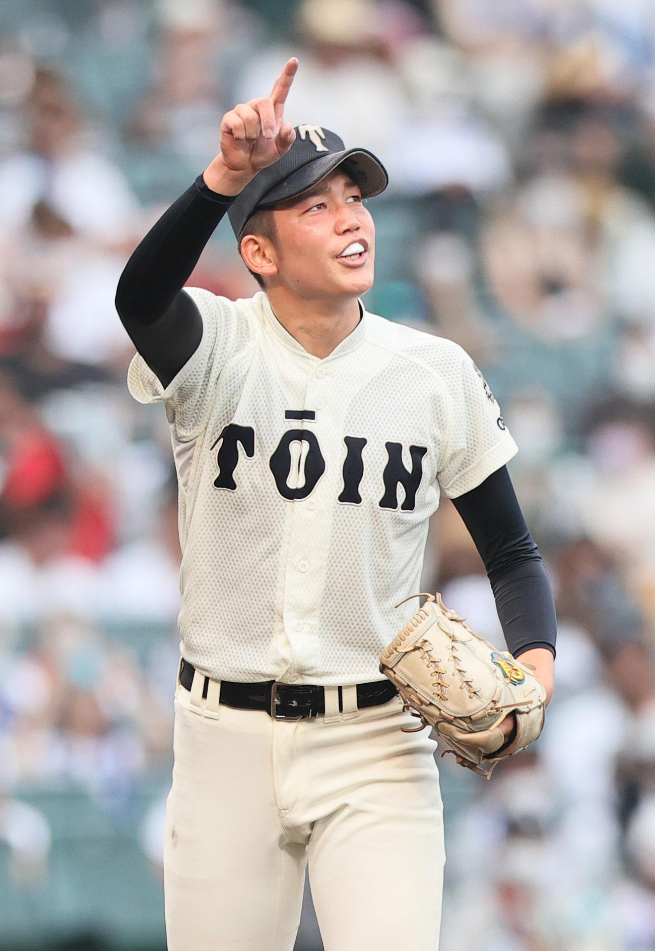 二松学舎大付対大阪桐蔭　5回表二松学舎大付無死、川原は押切をを右飛に仕留め打球を指さす（撮影・上山淳一）