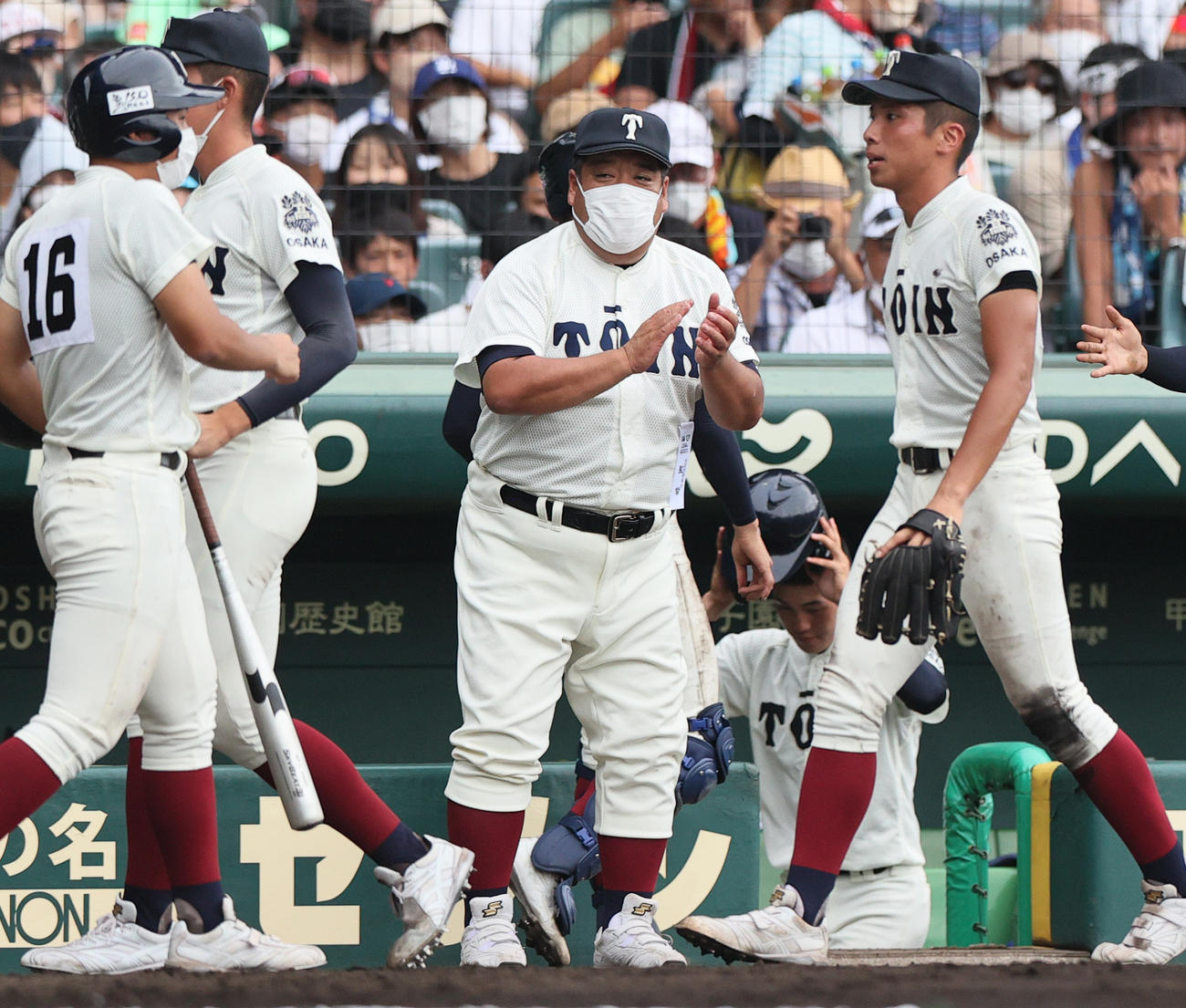22年8月16日、二松学舎大付対大阪桐蔭　大阪桐蔭の西谷監督（中央）はベンチ前でナインを出迎える