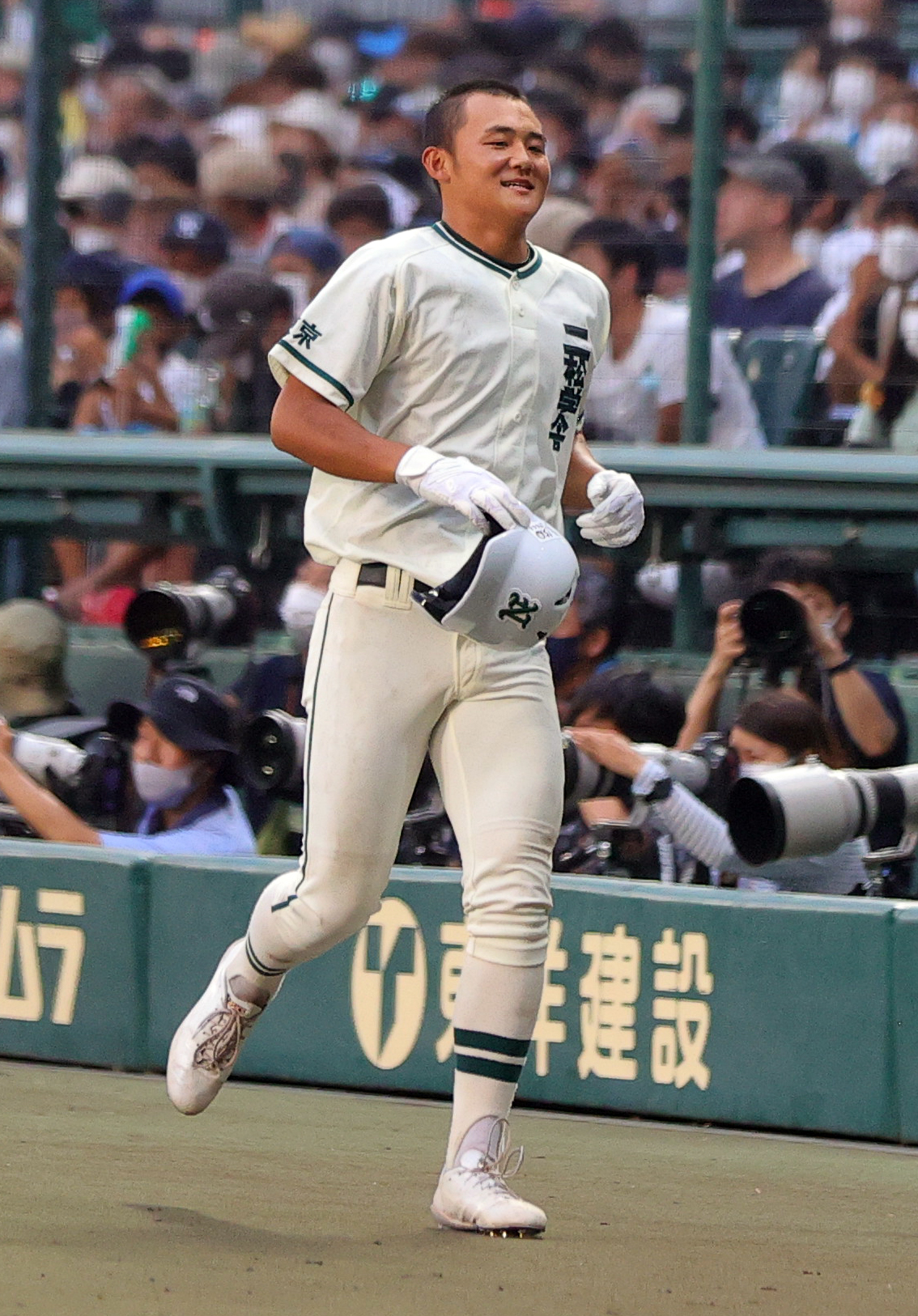 聖光学院対敦賀気比　9回表二松学舎大付1死一、二塁、代打で投ゴロに倒れベンチに戻る小林（撮影・野上伸悟）