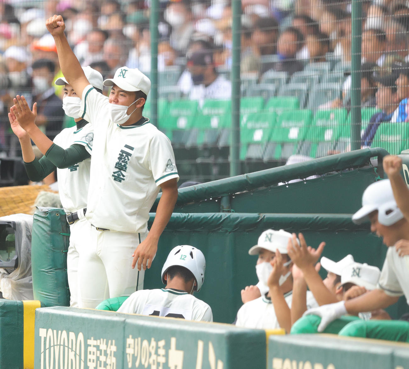聖光学院対敦賀気比　ベンチで盛り上げる二松学舎大付・小林主将（左端）（撮影・野上伸悟）