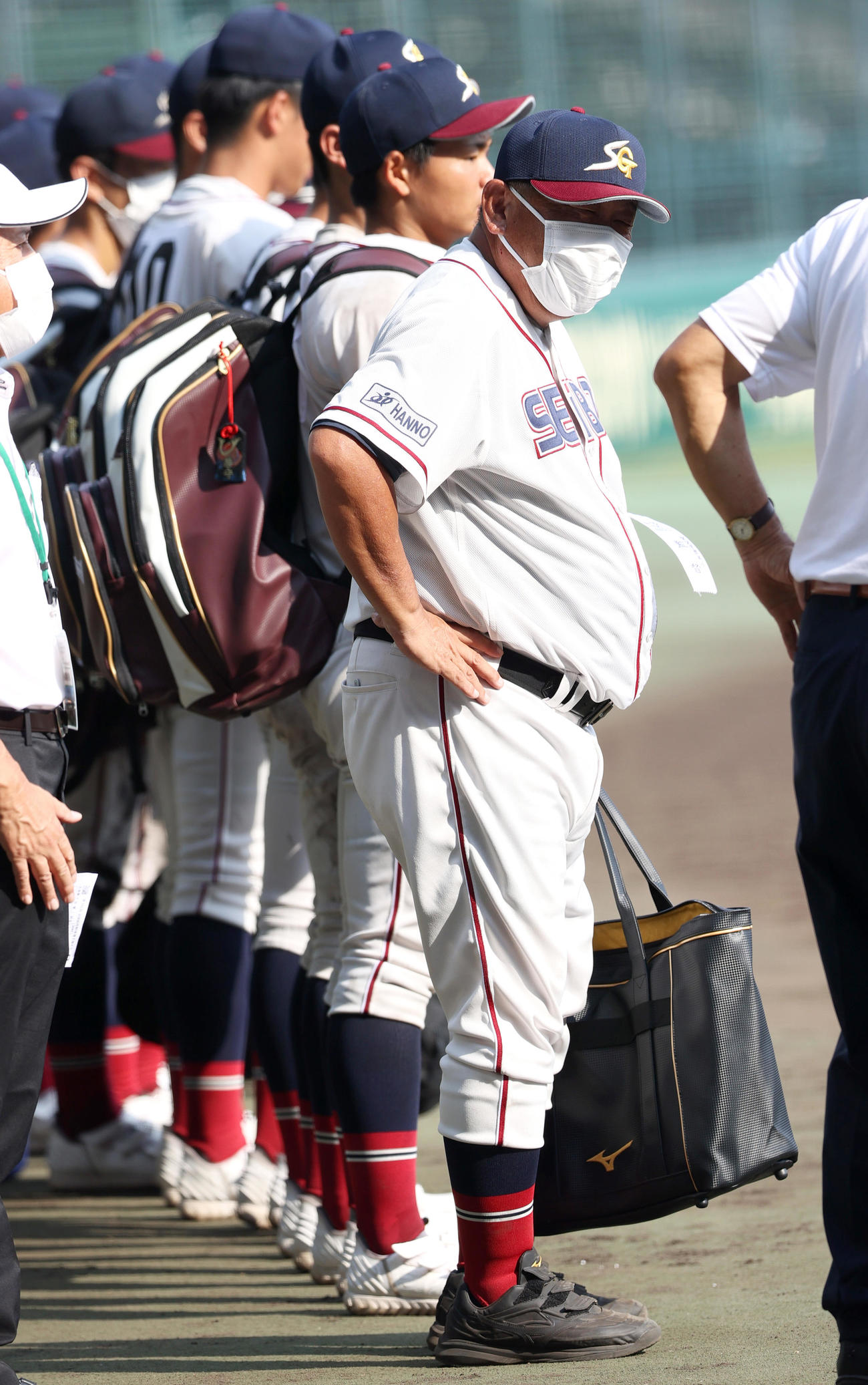 社対二松学舎大付　大阪桐蔭に敗れベンチの前で整列する聖望学園の岡本監督（手前）らナイン（撮影・上山淳一）