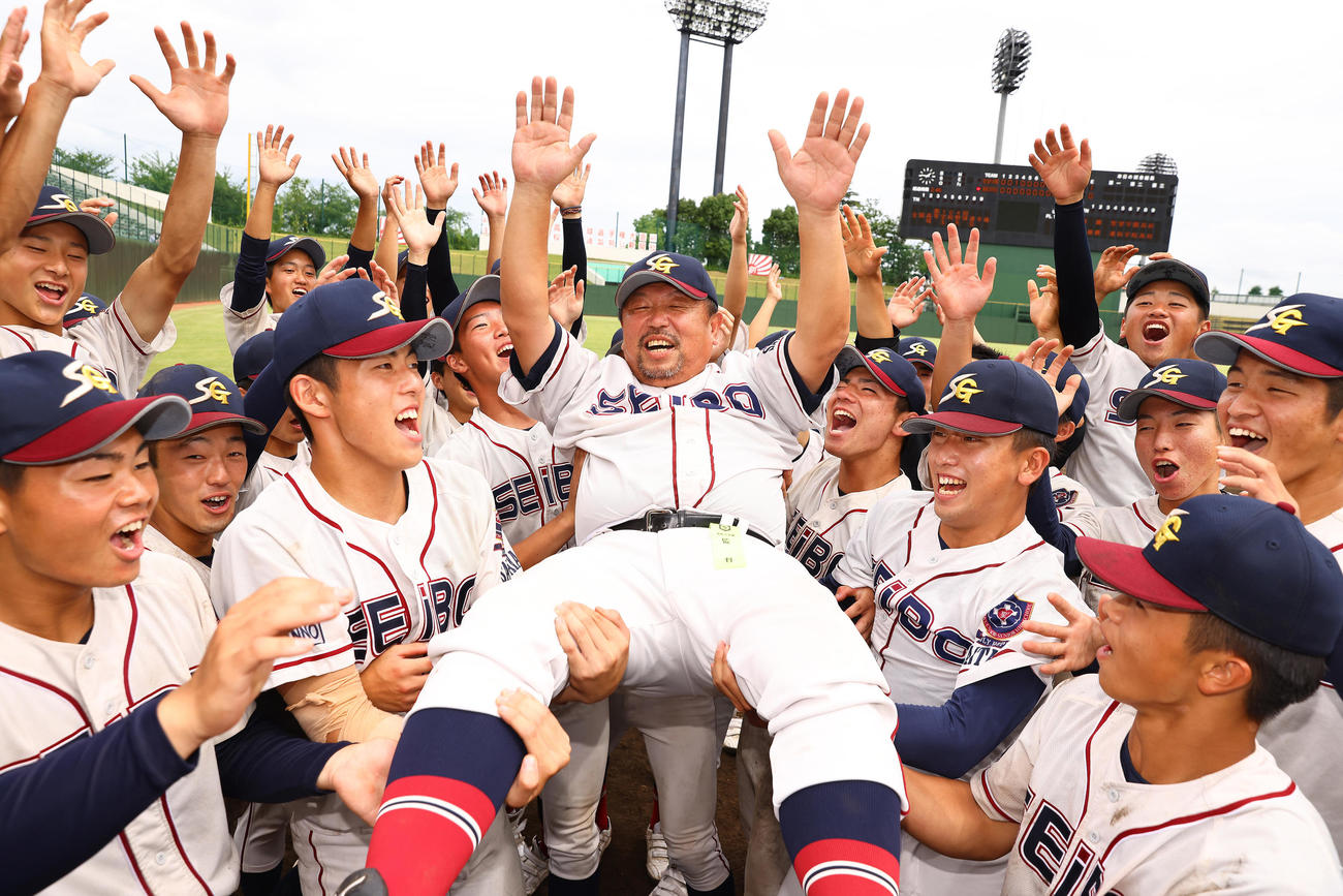 聖望学園対浦和学院　浦和学院を破り優勝を果たした聖望学園・岡本監督（中央）はナインから歓喜の胴上げで宙を舞う（撮影・垰建太）