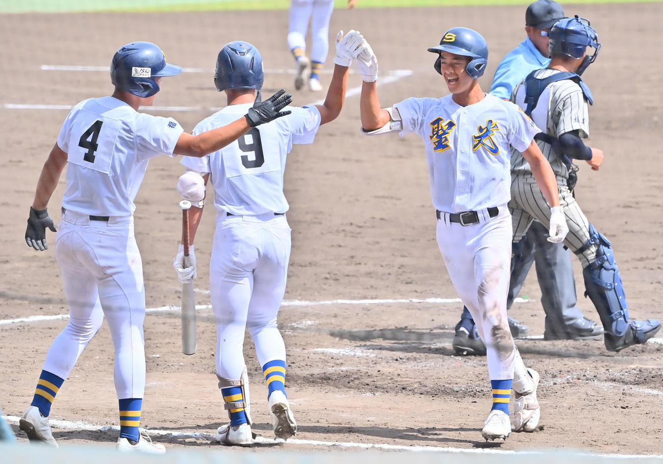 聖光学院対敦賀気比　3回聖光学院1死一塁、右越え本塁打を放った安田（右）は笑顔で生還する（撮影・和賀正仁）