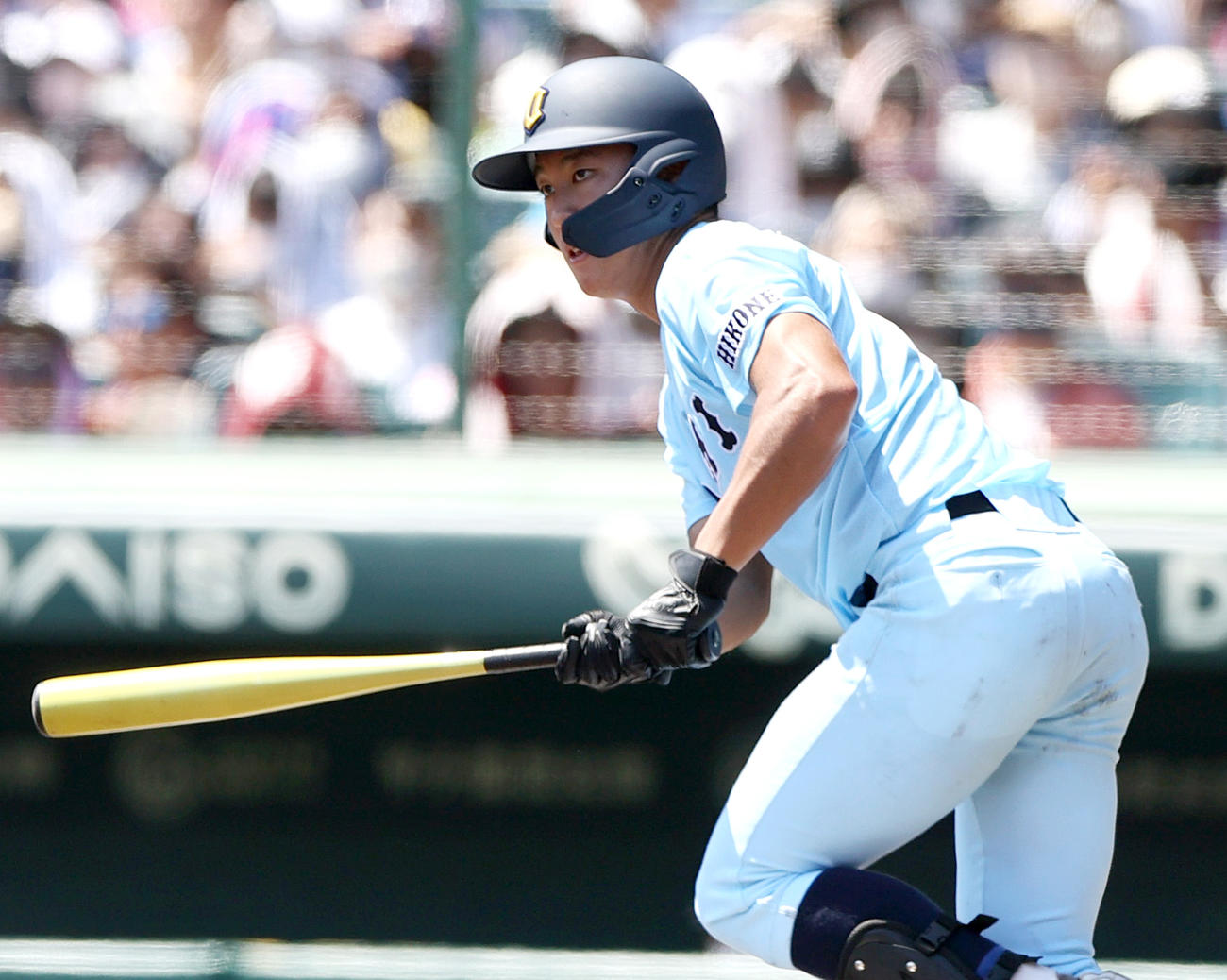 高松商対近江　6回裏近江1死一、二塁、山田は左前適時打を放つ（撮影・上山淳一）