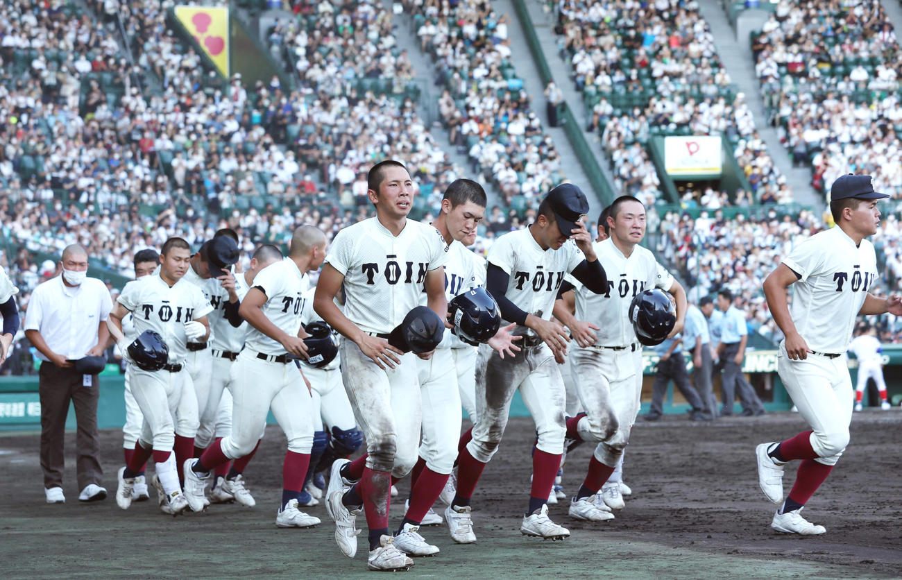 下関国際に敗れ、肩を落としてアルプススタンドの応援団にあいさつに向かう大阪桐蔭ナイン（撮影・前田充）