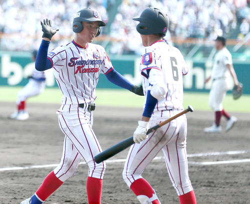 高松商対近江 3回表下関国際1死三塁、松本の左前適時打で橋爪(手前左)が生還する(撮影・上山淳一)