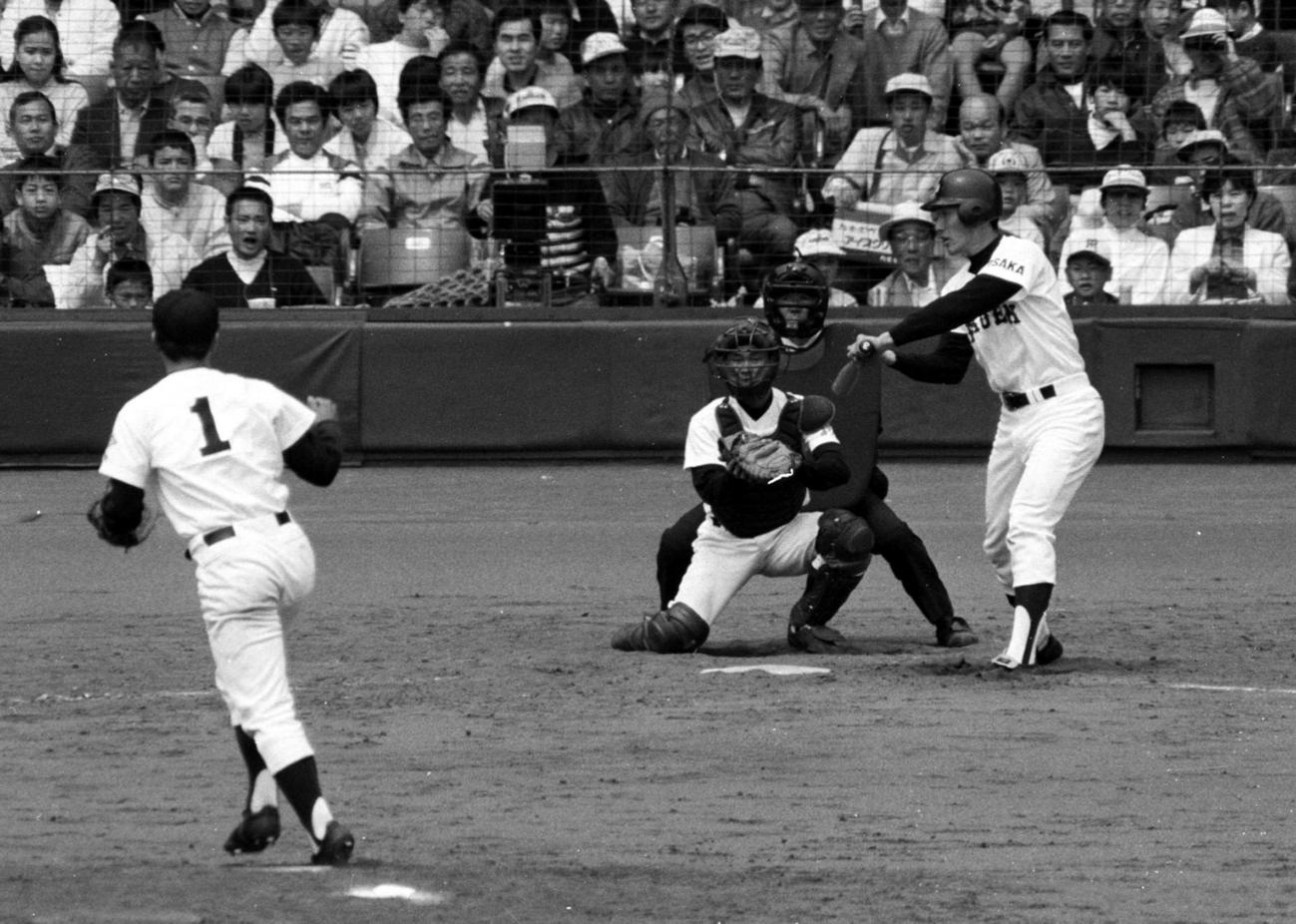 第57回選抜高校野球大会・準決勝　伊野商対PL学園　PL学園・清原和博（右）対伊野商・渡辺智男投手（左）＝1985年4月6日
