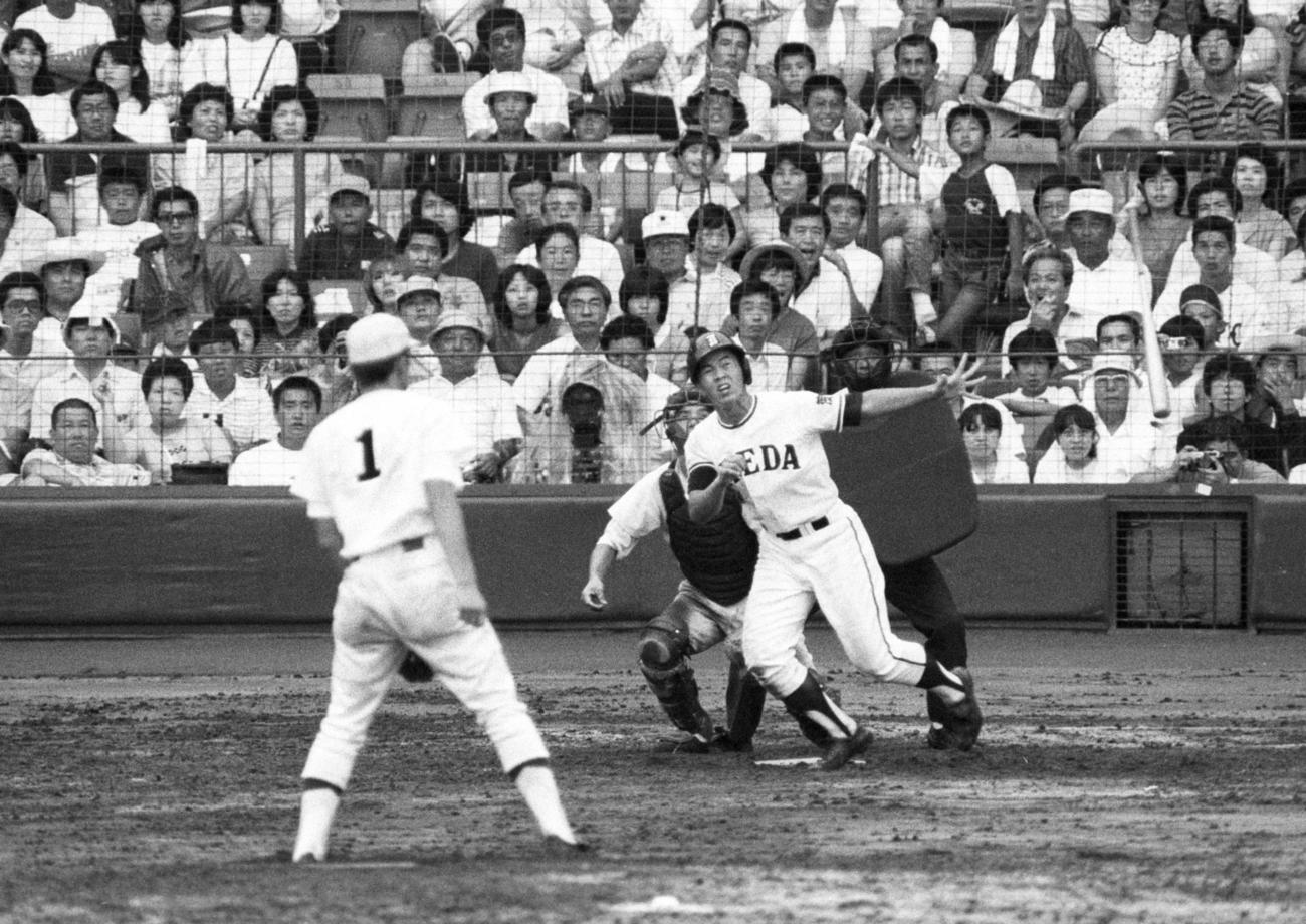 第64回全国高校野球選手権　準々決勝　早実対池田　6回裏池田2死一塁、早実・荒木大輔から特大の2点本塁打を放つ水野雄仁＝1982年8月18日