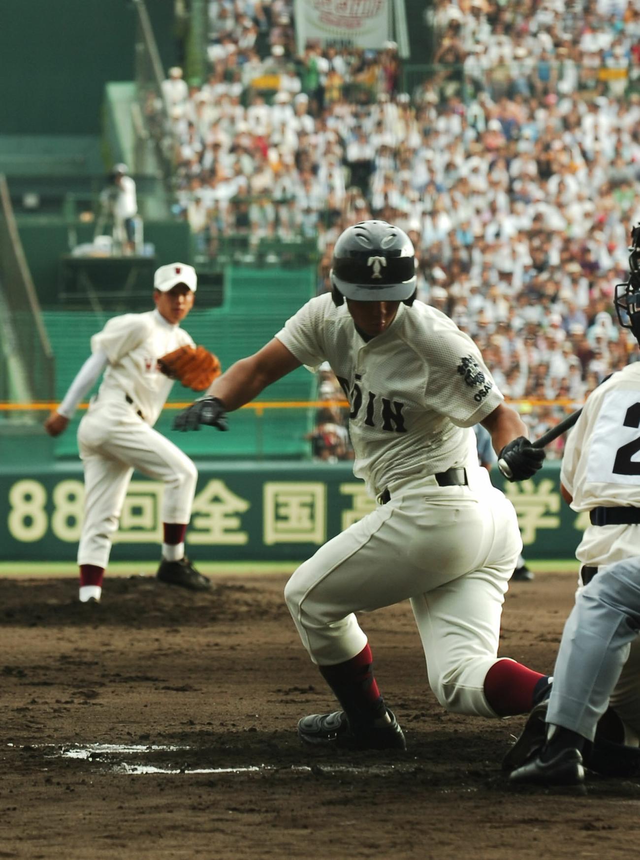 06年8月、全国高校野球選手権で大阪桐蔭・中田（手前）から三振を奪う早実・斎藤佑樹