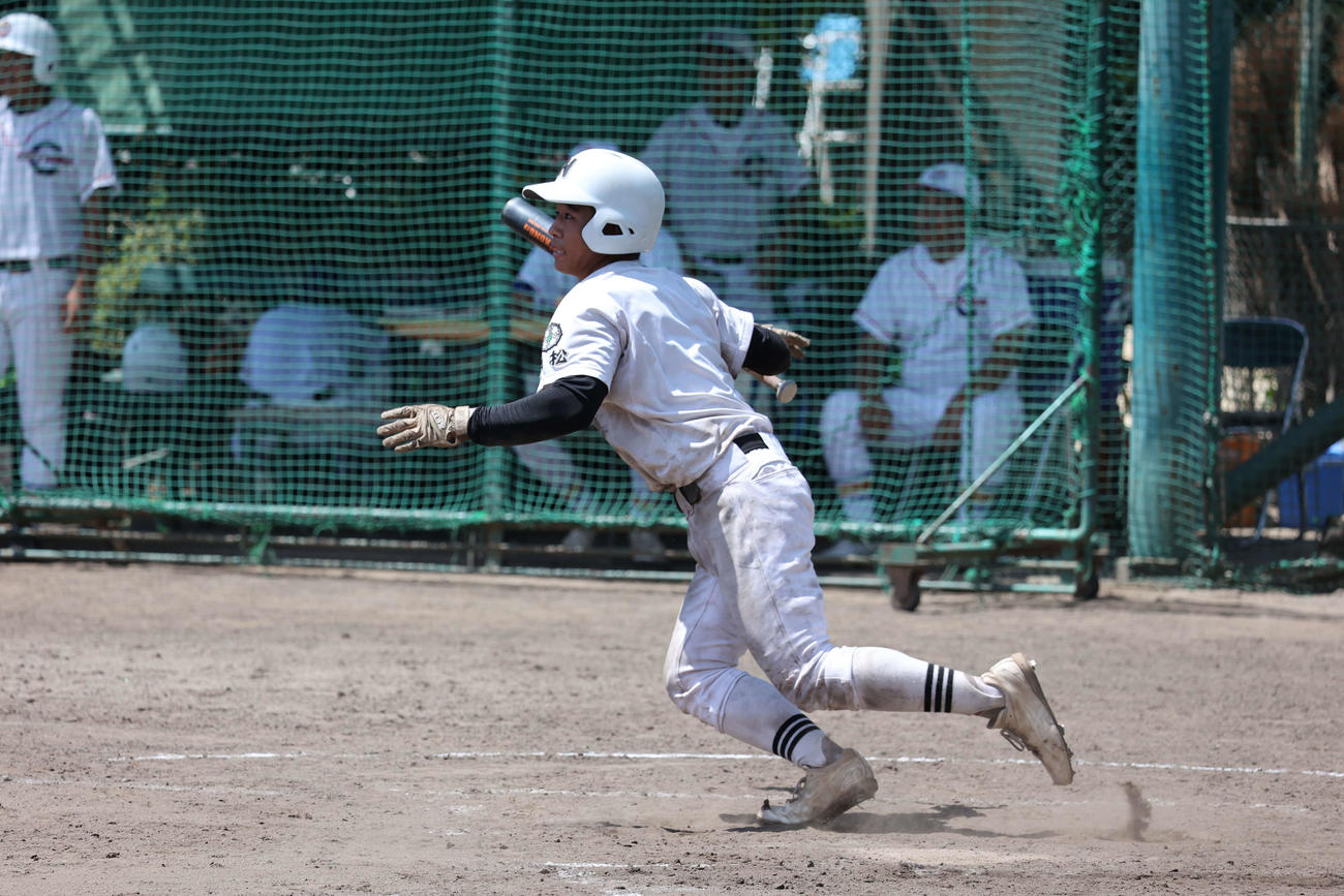 勝負強い打撃を見せる浜松西・斎藤