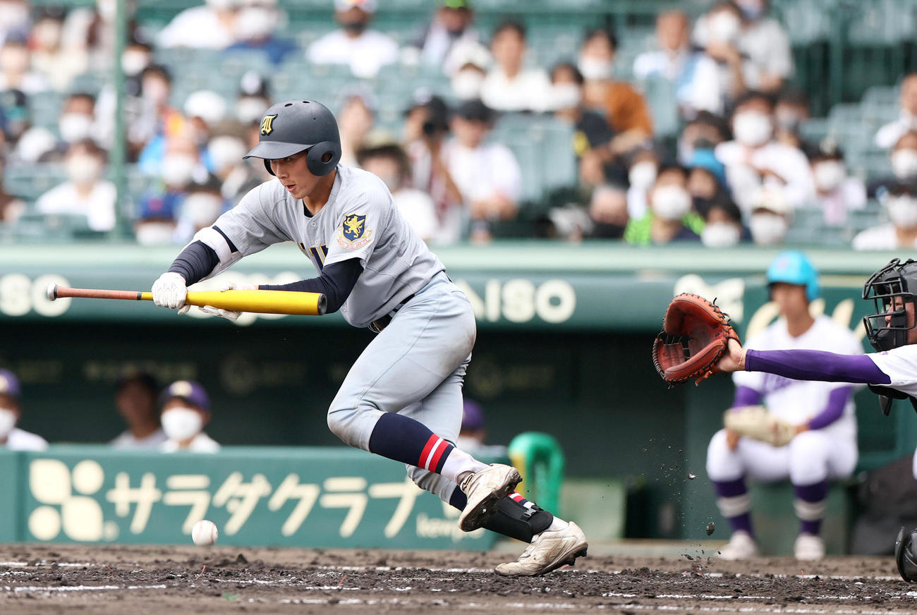 愛工大名電対仙台育英　2回裏仙台育英2死三塁、尾形はセーフティースクイズを成功させる（撮影・上山淳一）