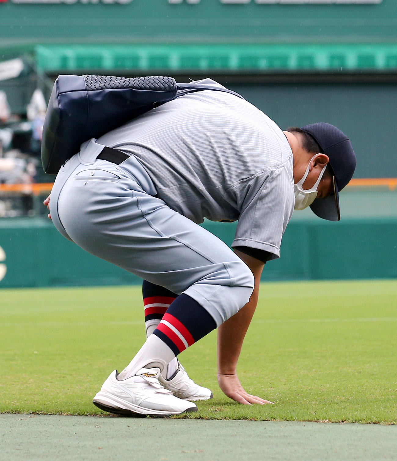 愛工大名電対仙台育英　グラウンドの芝の状態を確かめる仙台育英の須江航監督（撮影・上山淳一）