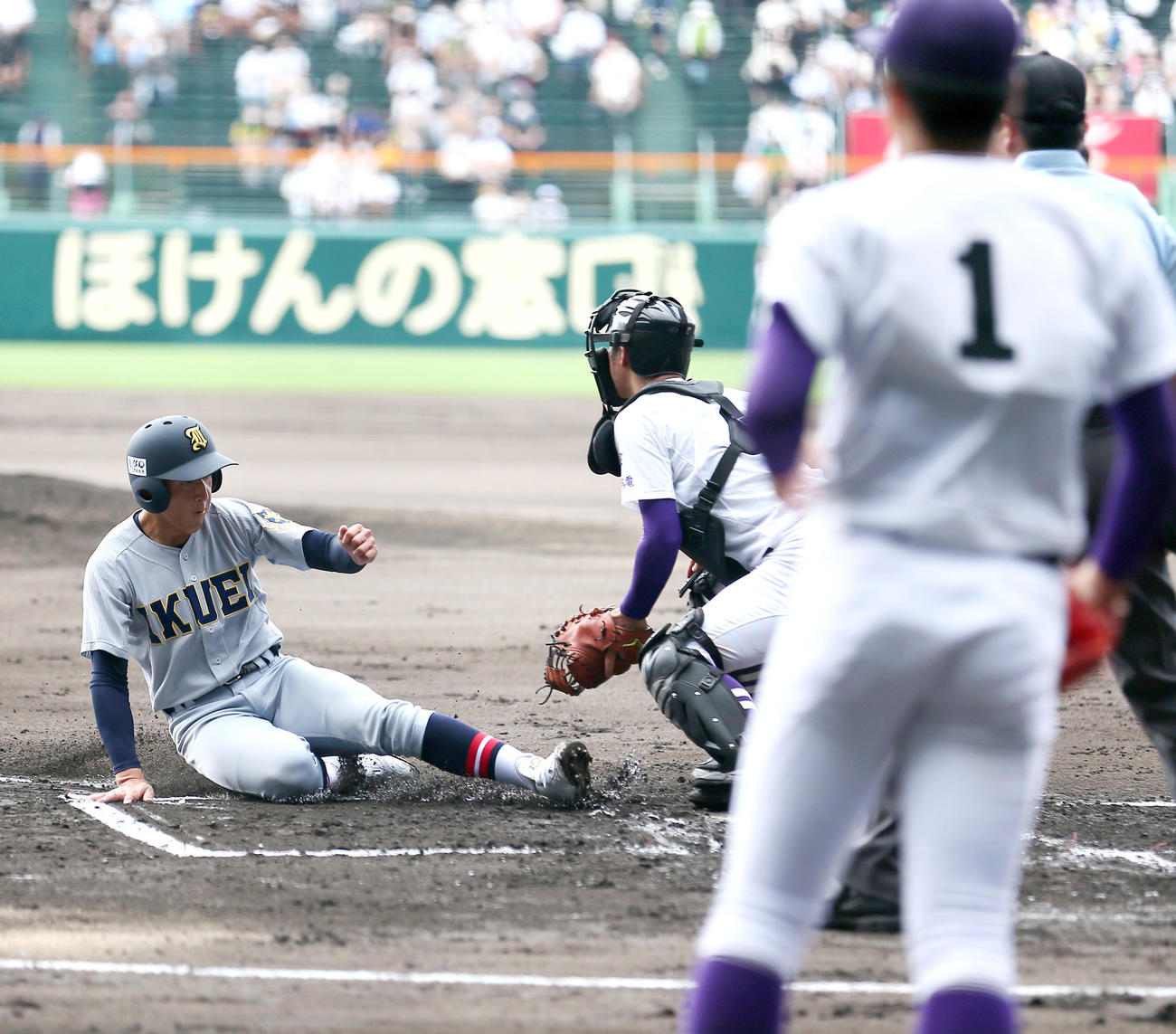 愛工大名電対仙台育英　1回裏仙台育英無死二、三塁、三走橋本（左）は森の中犠飛で先制生還する（撮影・上山淳一）