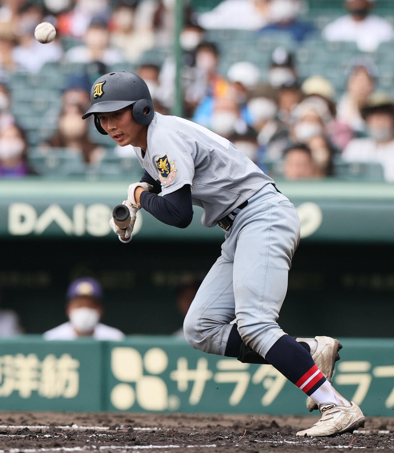 愛工大名電対仙台育英　2回裏仙台育英2死三塁、尾形はセーフティースクイズを成功させる（撮影・上山淳一）