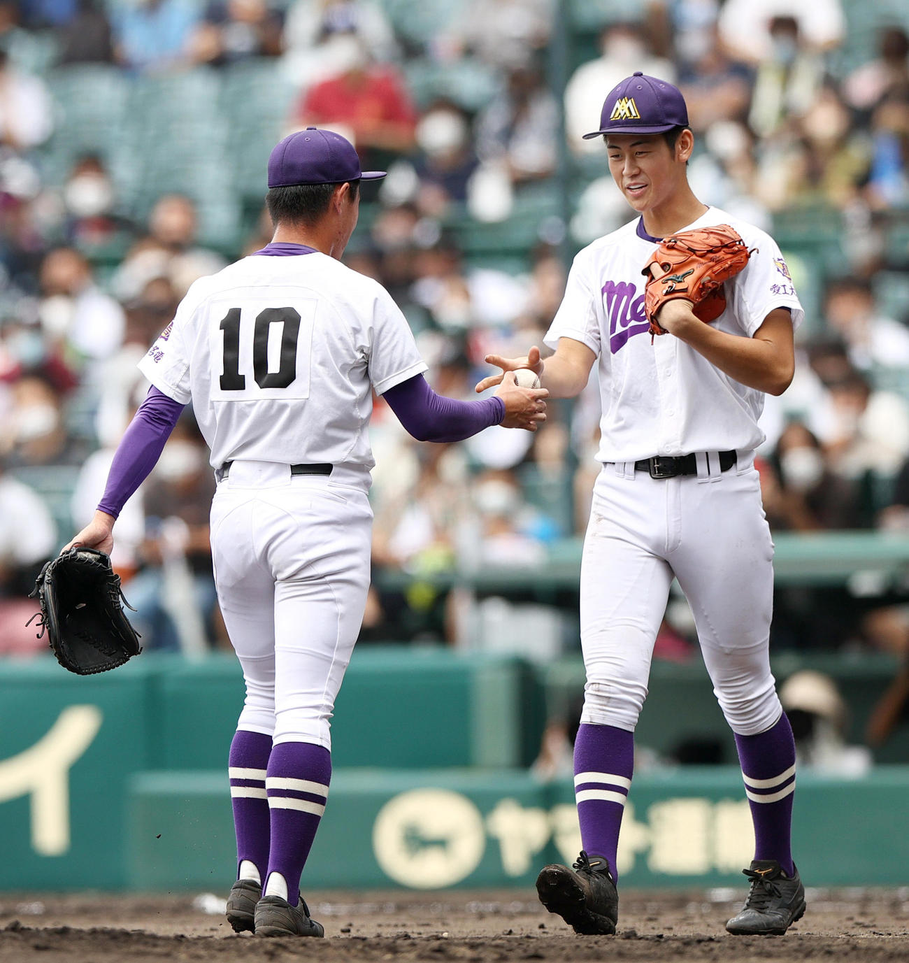 愛工大名電対仙台育英　3回裏仙台育英1死二、三塁、岩瀬（左）は交代となり一塁手山田にがマウンドへ向かう（撮影・上山淳一）