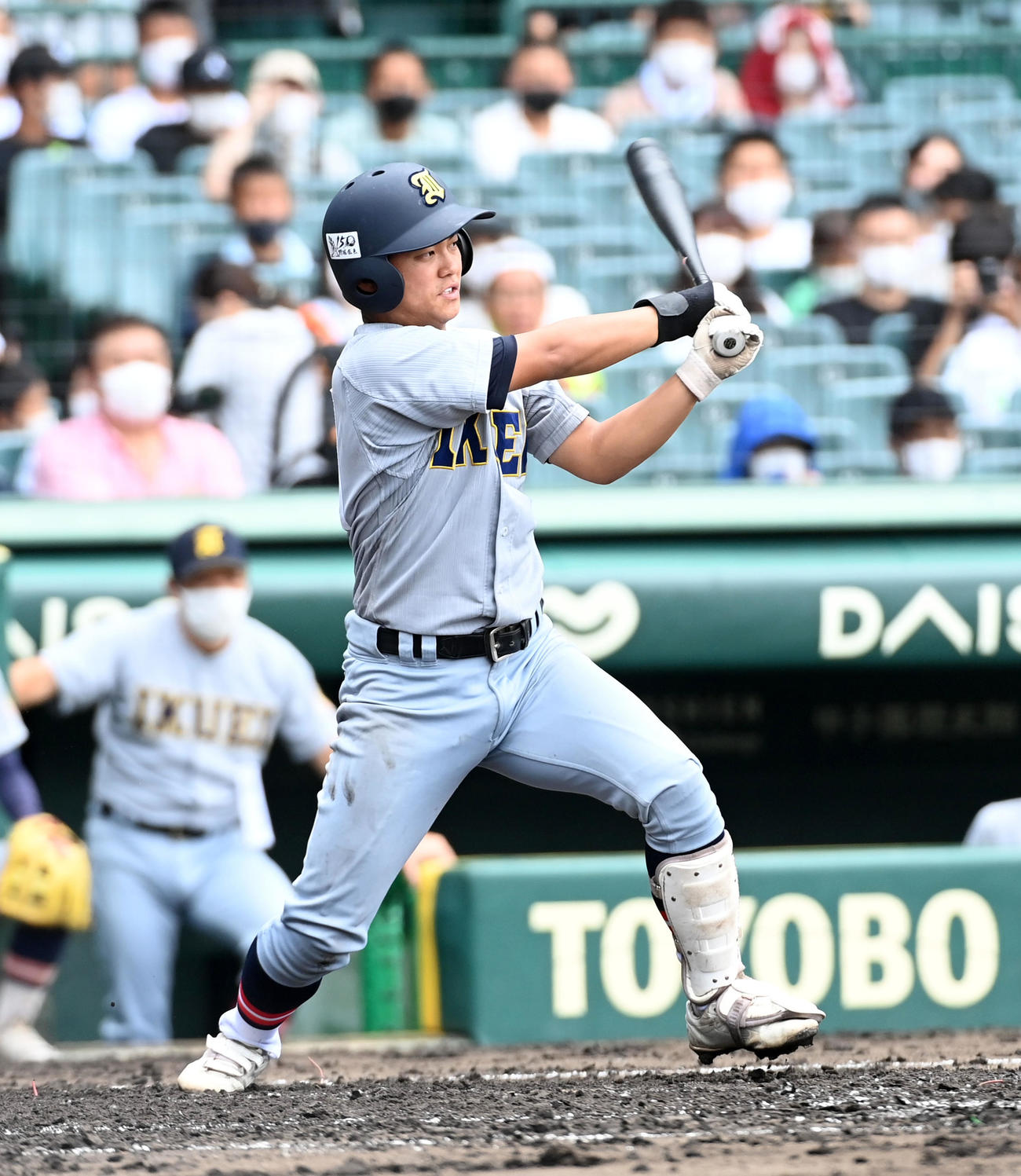 愛工大名電対仙台育英　3回裏仙台育英1死一、二塁、岩崎は左前適時打を放つ（撮影・前岡正明）