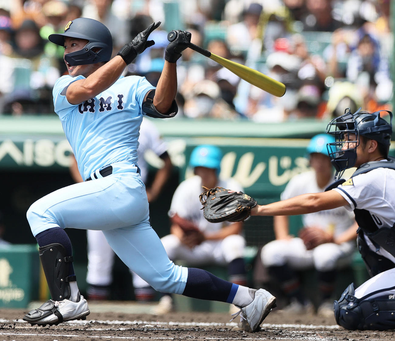 高松商対近江　1回裏近江2死二塁、山田は先制の左前適時打を放つ（撮影・上山淳一）