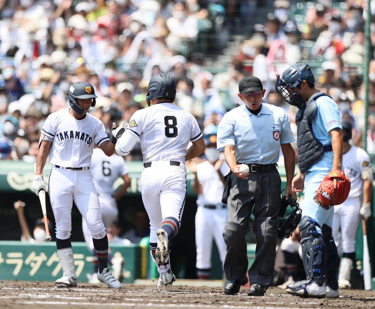 高松商対近江　3回表高松商1死一塁、浅野（手前）は同点の中越え2点本塁打を放ち生還する（撮影・上山淳一）