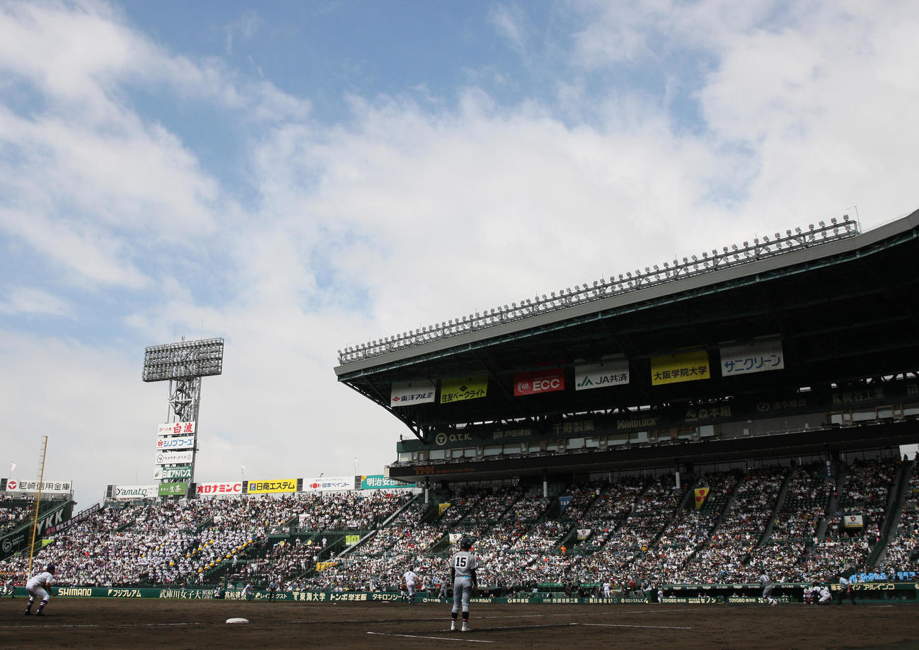 愛工大名電対仙台育英　青空が見えてきた甲子園球場（撮影・上山淳一）