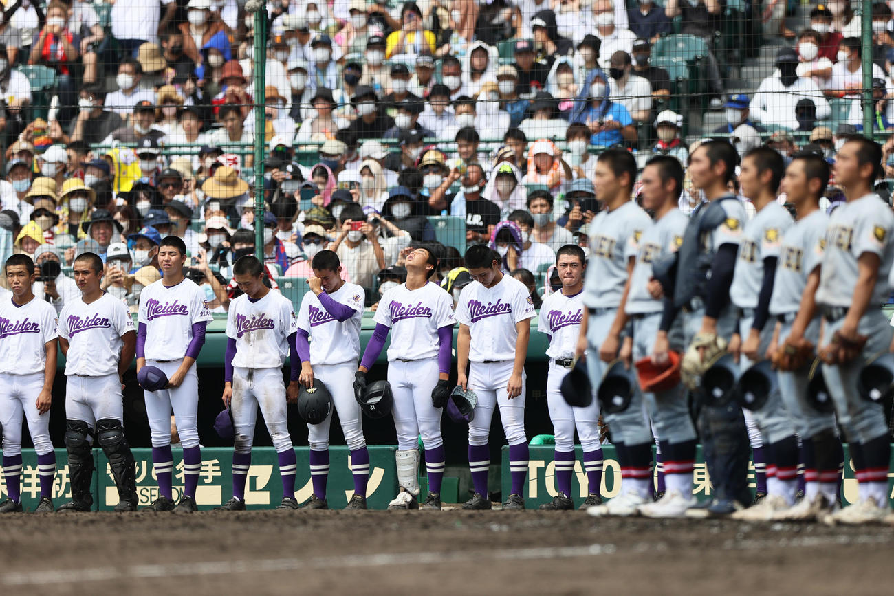 愛工大名電対仙台育英　仙台育英に敗れ、肩を落とす愛工大名電ナイン（撮影・上山淳一）