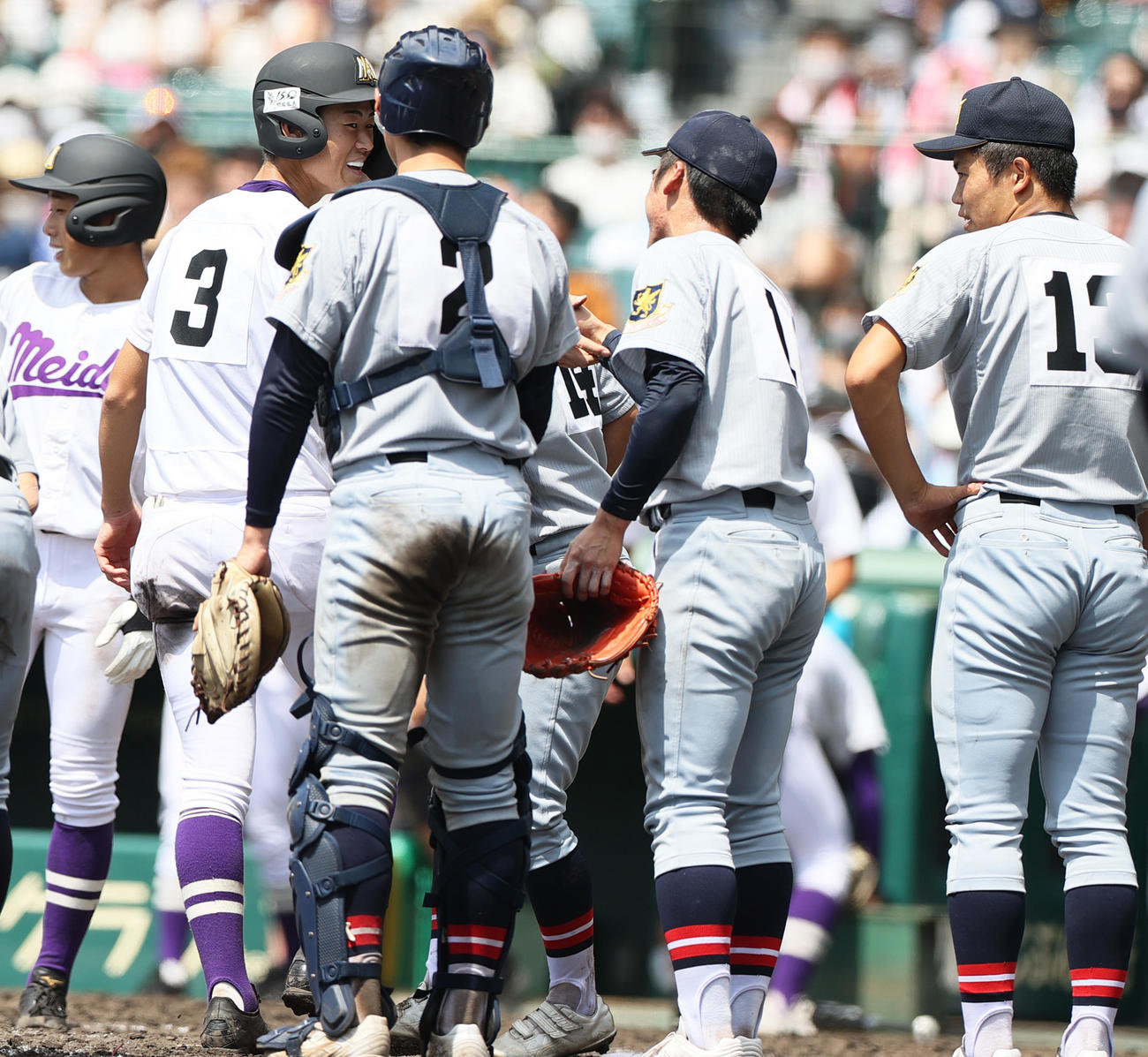 愛工大名電対仙台育英　ゲームセット後、仙台育英・古川（右から2人目）の元へ駆け寄り笑顔で握手する愛工大名電・山田（左から2人目）（撮影・上山淳一）