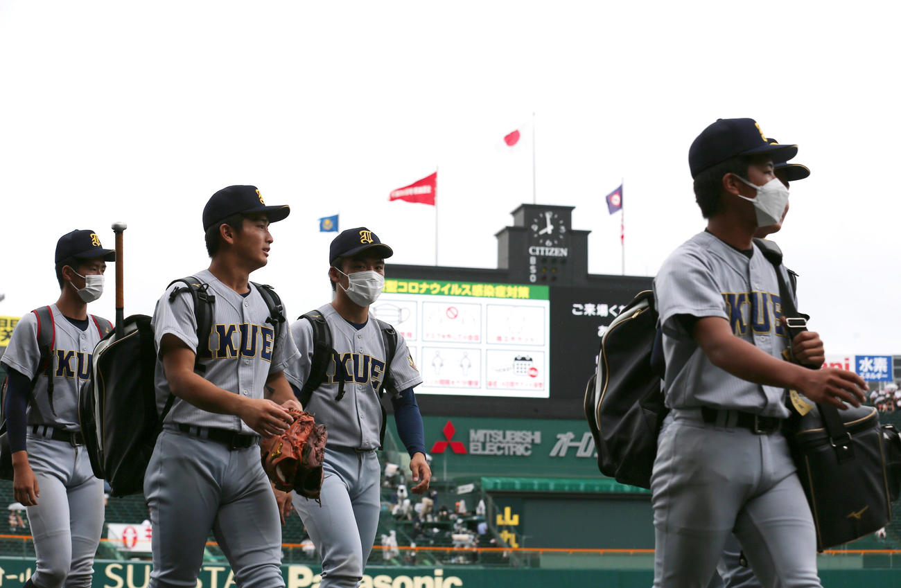 グラウンドに入場する仙台育英の選手たち（撮影・上山淳一）