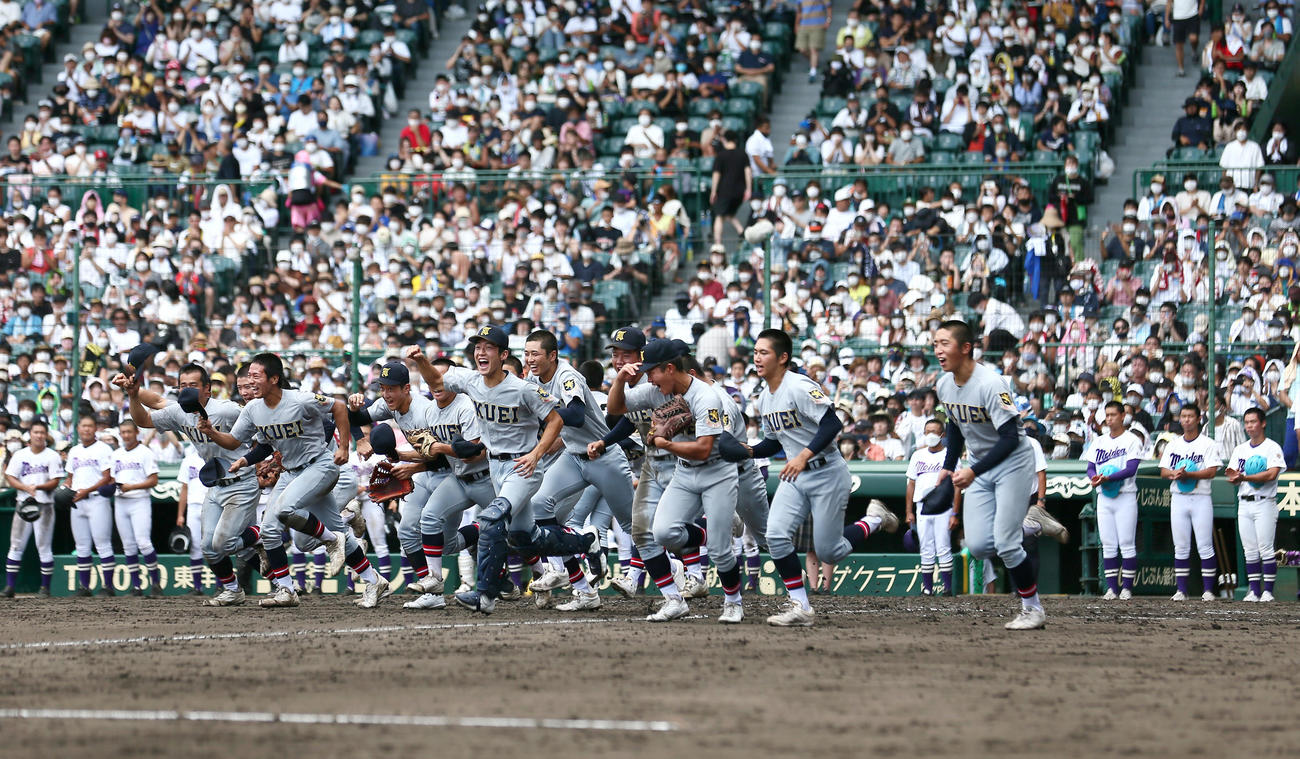 愛工大名電対仙台育英　愛工大名電に勝利し、応援席に向かって笑顔で駆けだす仙台育英ナイン（撮影・上山淳一）