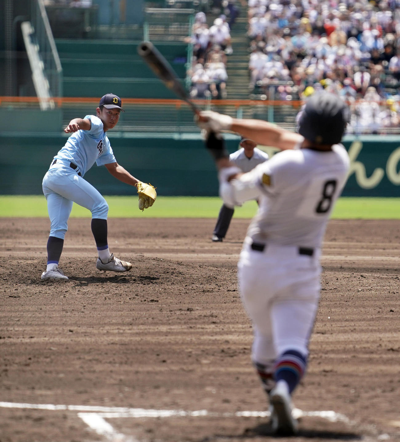 高松商対近江　3回表高松商1死一塁、浅野（右）に中越え2点本塁打を浴びる山田（撮影・横山健太）