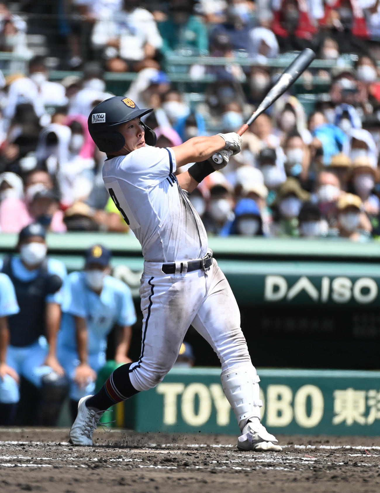 高松商対近江　3回表高松商1死一塁、浅野はバックスクリーンに同点となる2点本塁打を放つ（撮影・前岡正明）