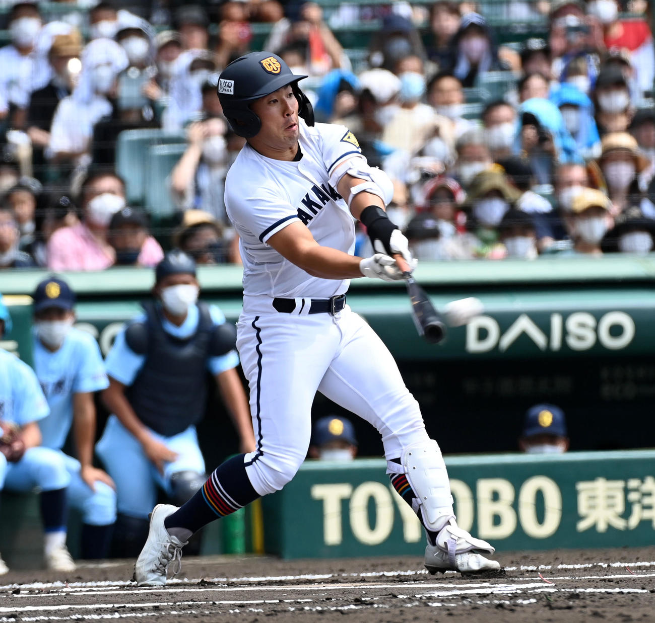 高松商対近江　1回表高松商無死、浅野は左二塁打を放つ（撮影・前岡正明）