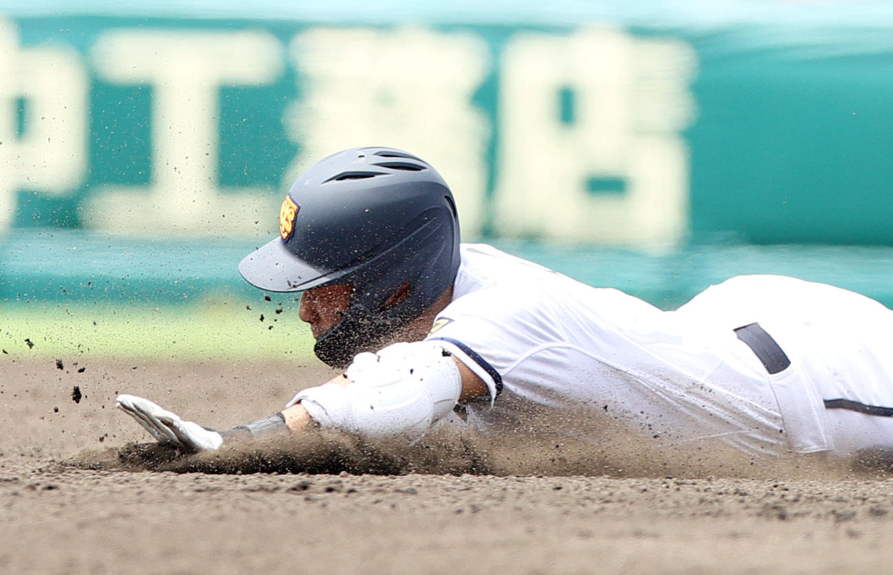 高松商対近江　1回表高松商無死、浅野は左に二塁打を放ち二塁にヘッドスライディングする（撮影・上山淳一）