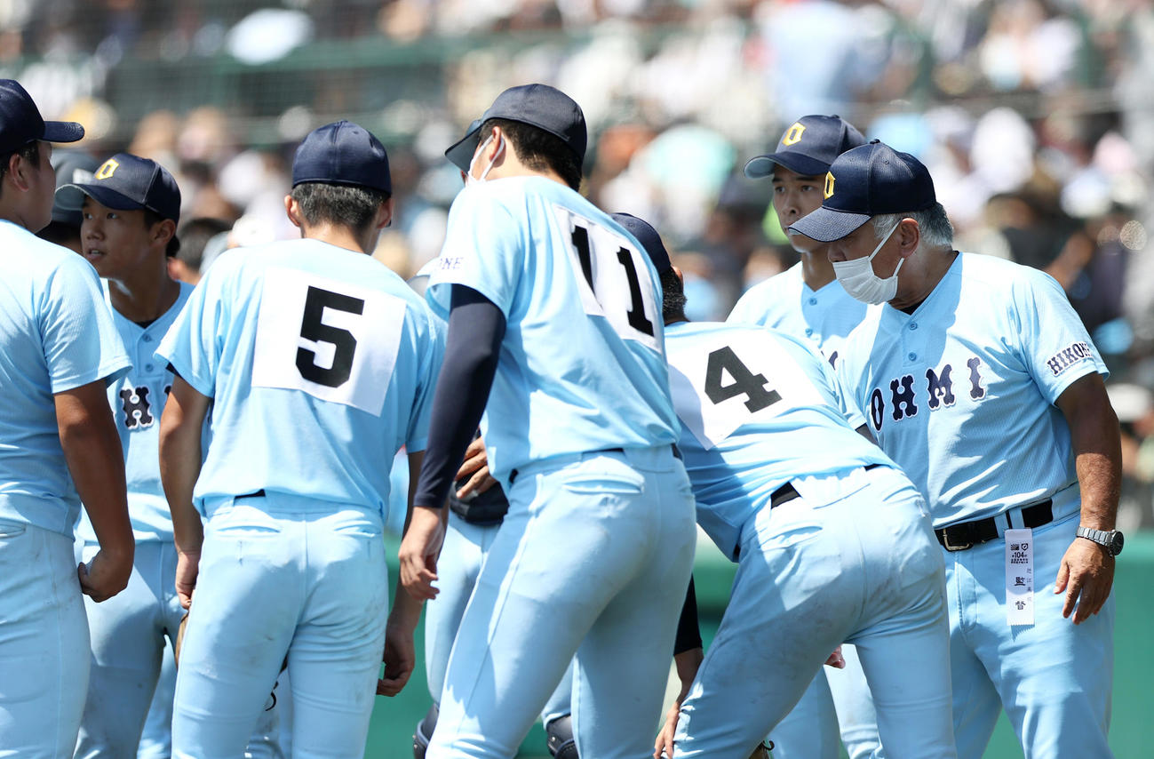 高松商対近江　近江の多賀監督（右）は5回の攻撃を前にナインに話す（撮影・上山淳一）