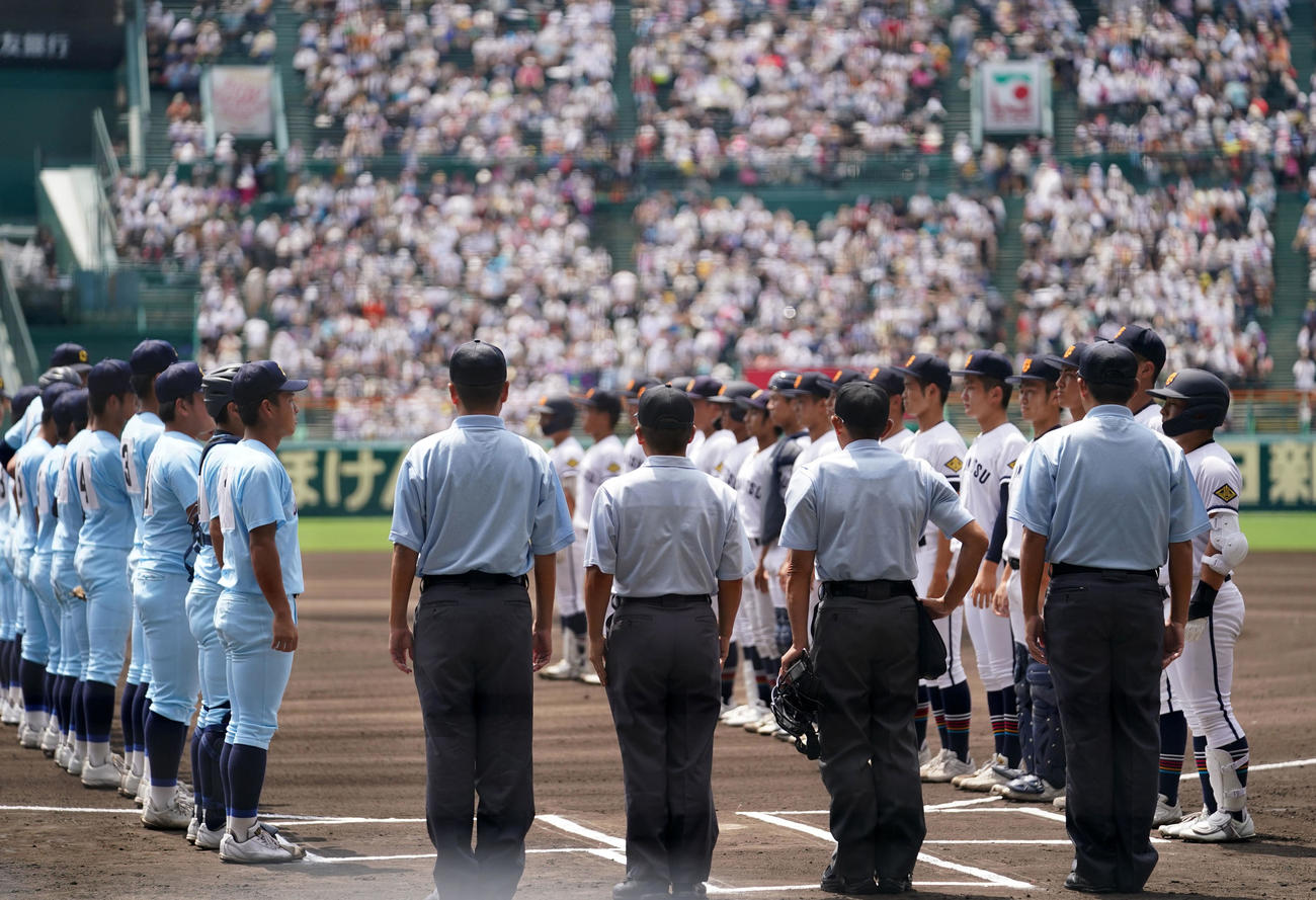 高松商対近江　整列する両ナイン（撮影・横山健太）