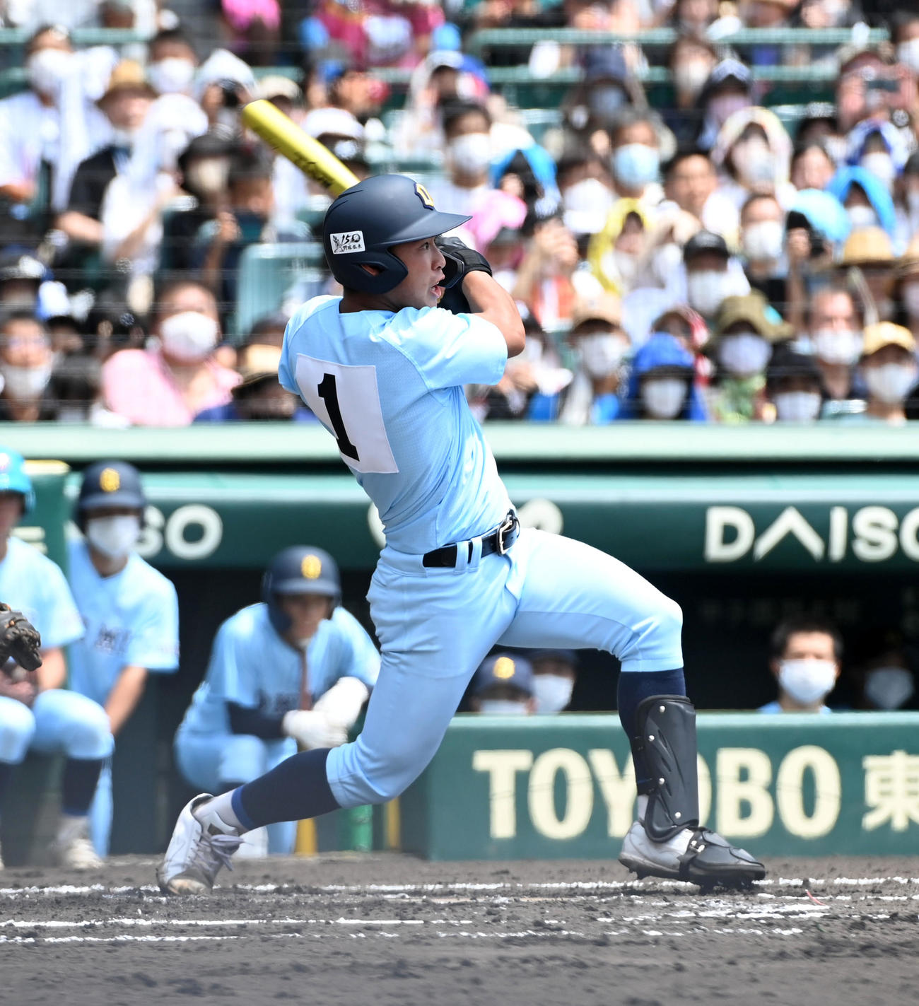 高松商対近江　1回裏近江2死二塁、山田は先制の左前適時打を放つ（撮影・前岡正明）