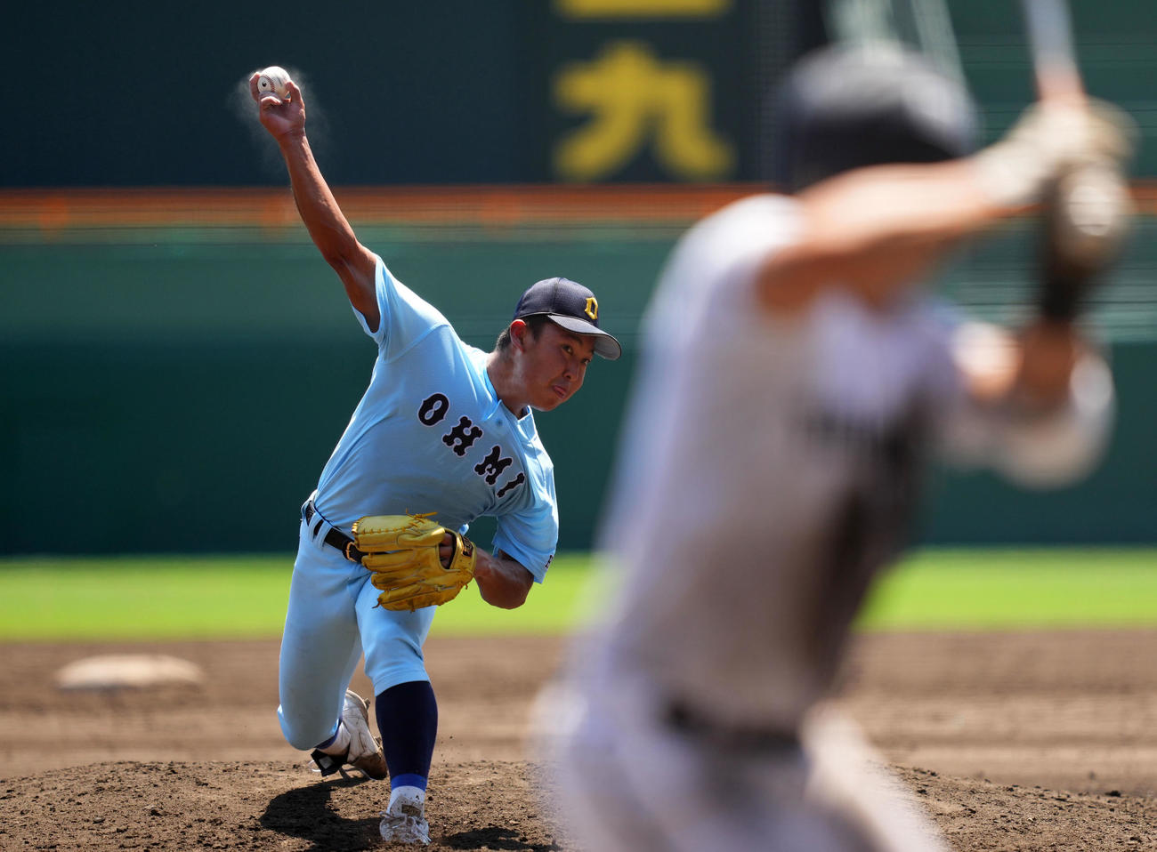 高松商対近江　力投する近江・山田。打者浅野（撮影・横山健太）