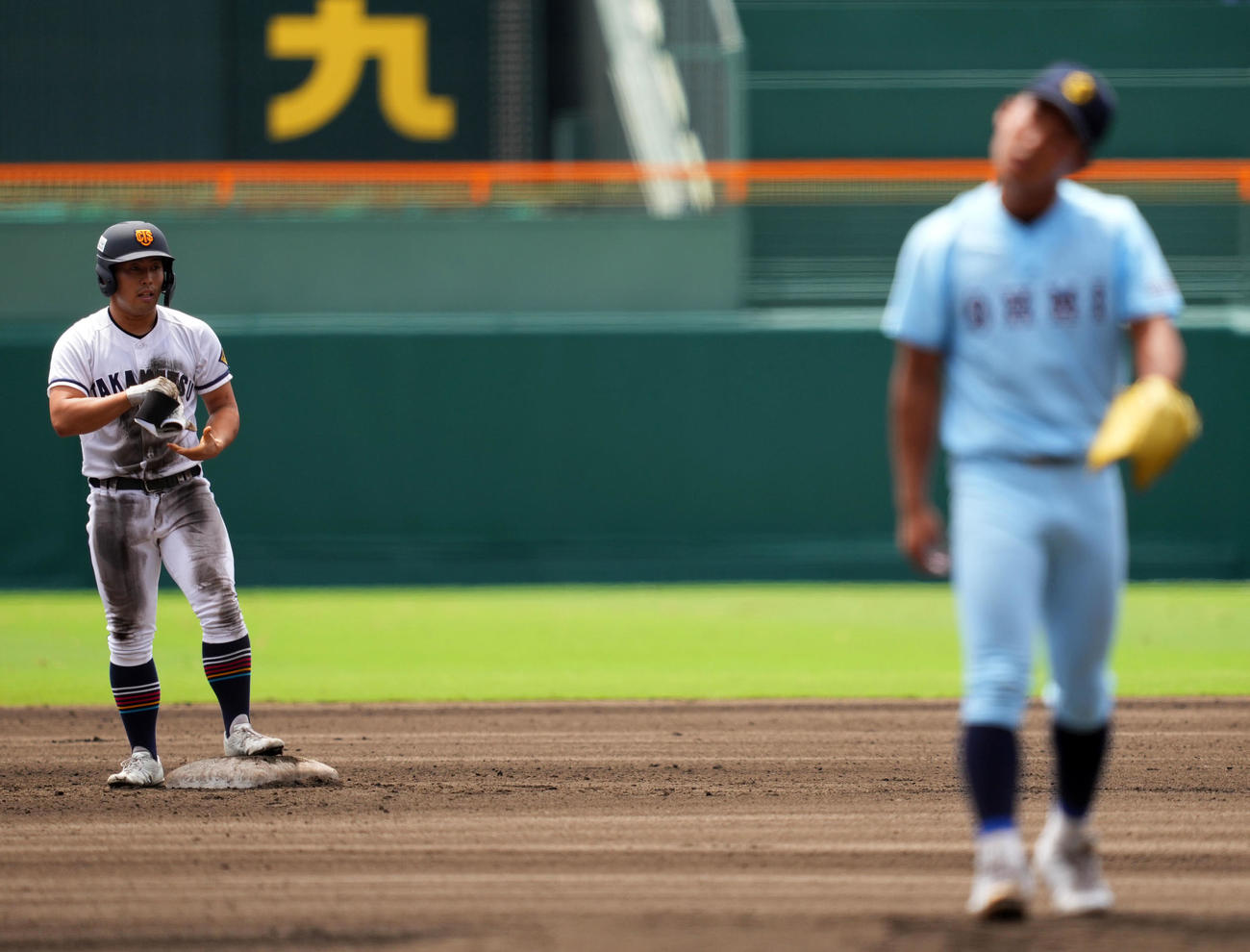 高松商対近江　1回表高松商無死、山田（右）から二塁打を放った浅野（撮影・横山健太）