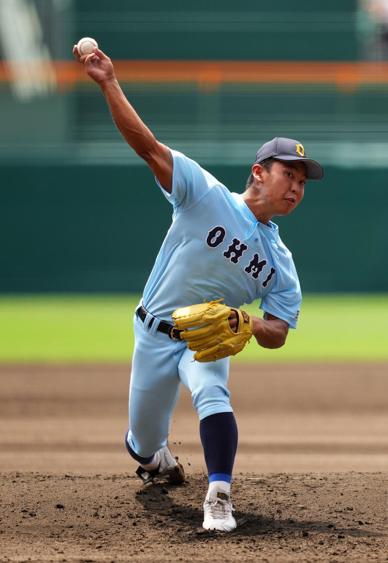 高松商対近江　力投する近江先発の山田（撮影・横山健太）