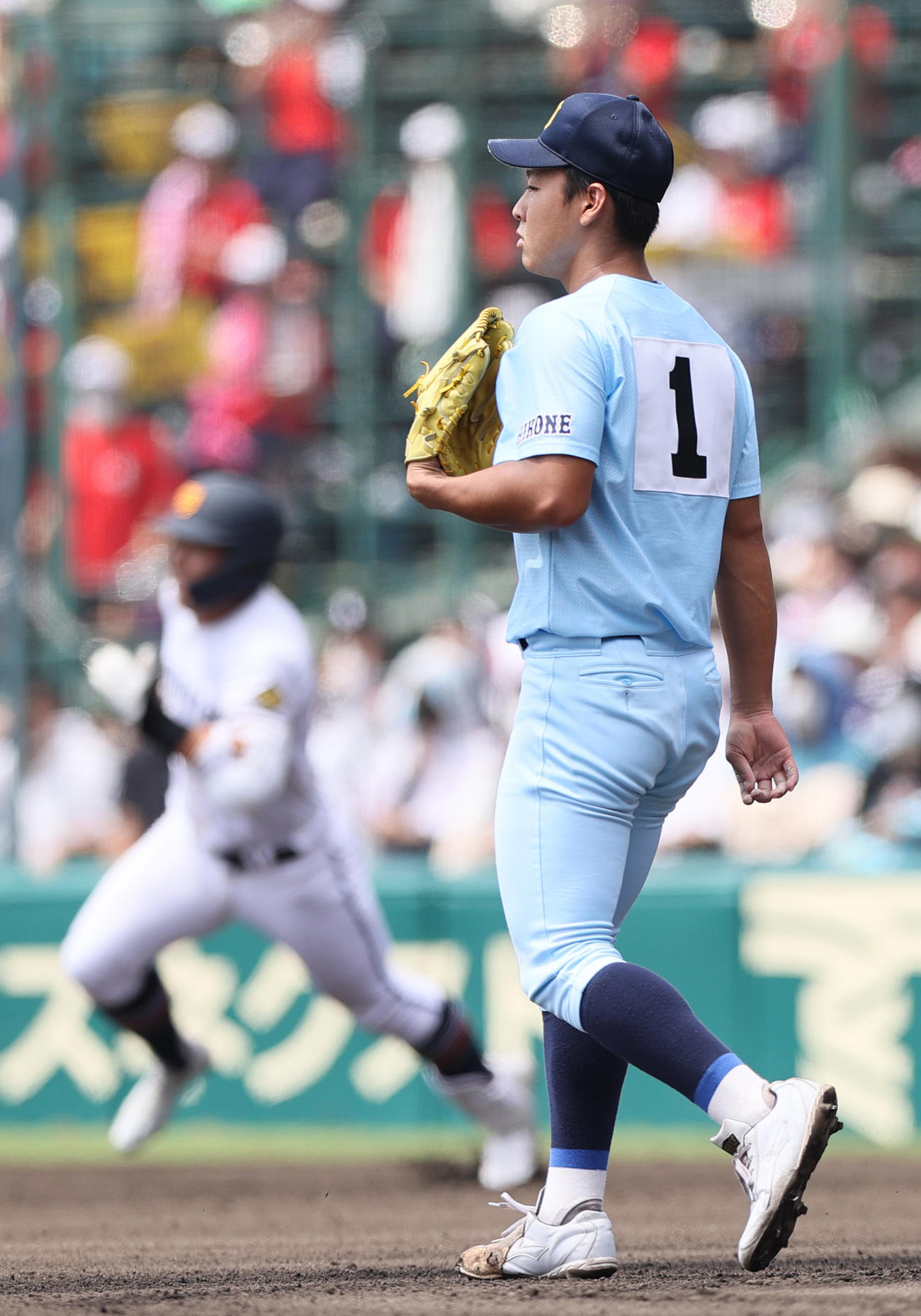 高松商対近江　1回表高松商無死、山田（手前）は浅野に左二塁打を打たれる（撮影・上山淳一）